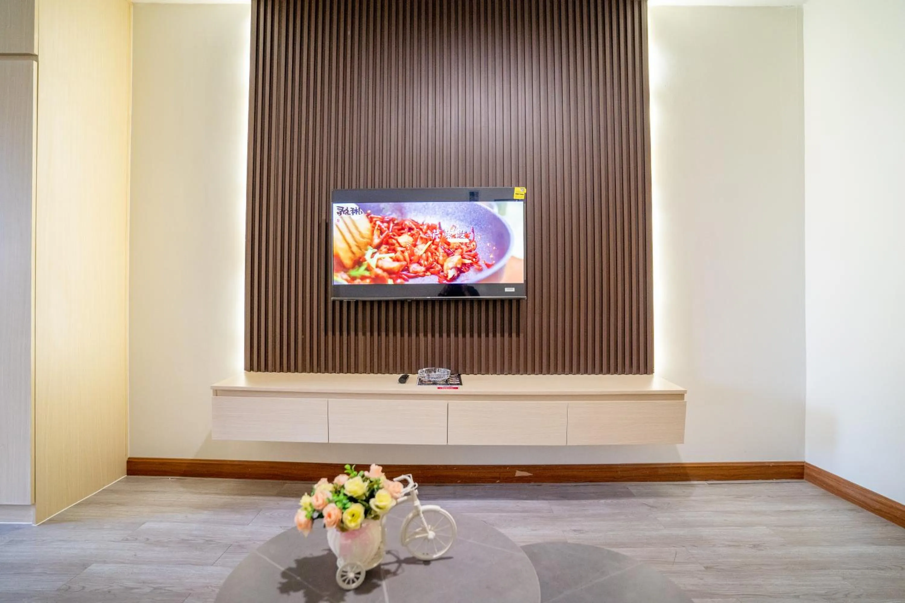 Communal lounge/ TV room in Hak Heng Hotel