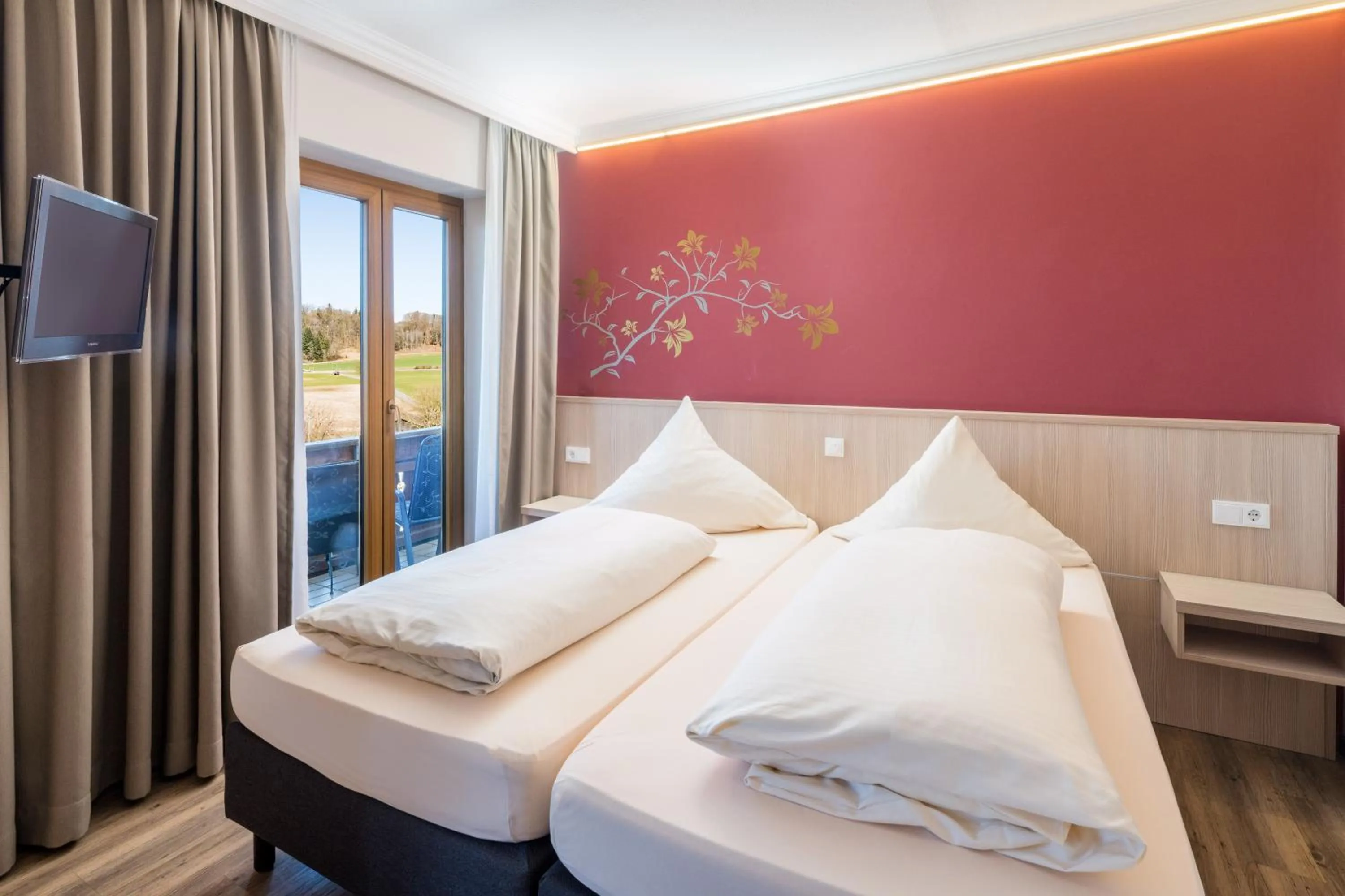 Photo of the whole room, Bed in Hotel-Gasthof Huber