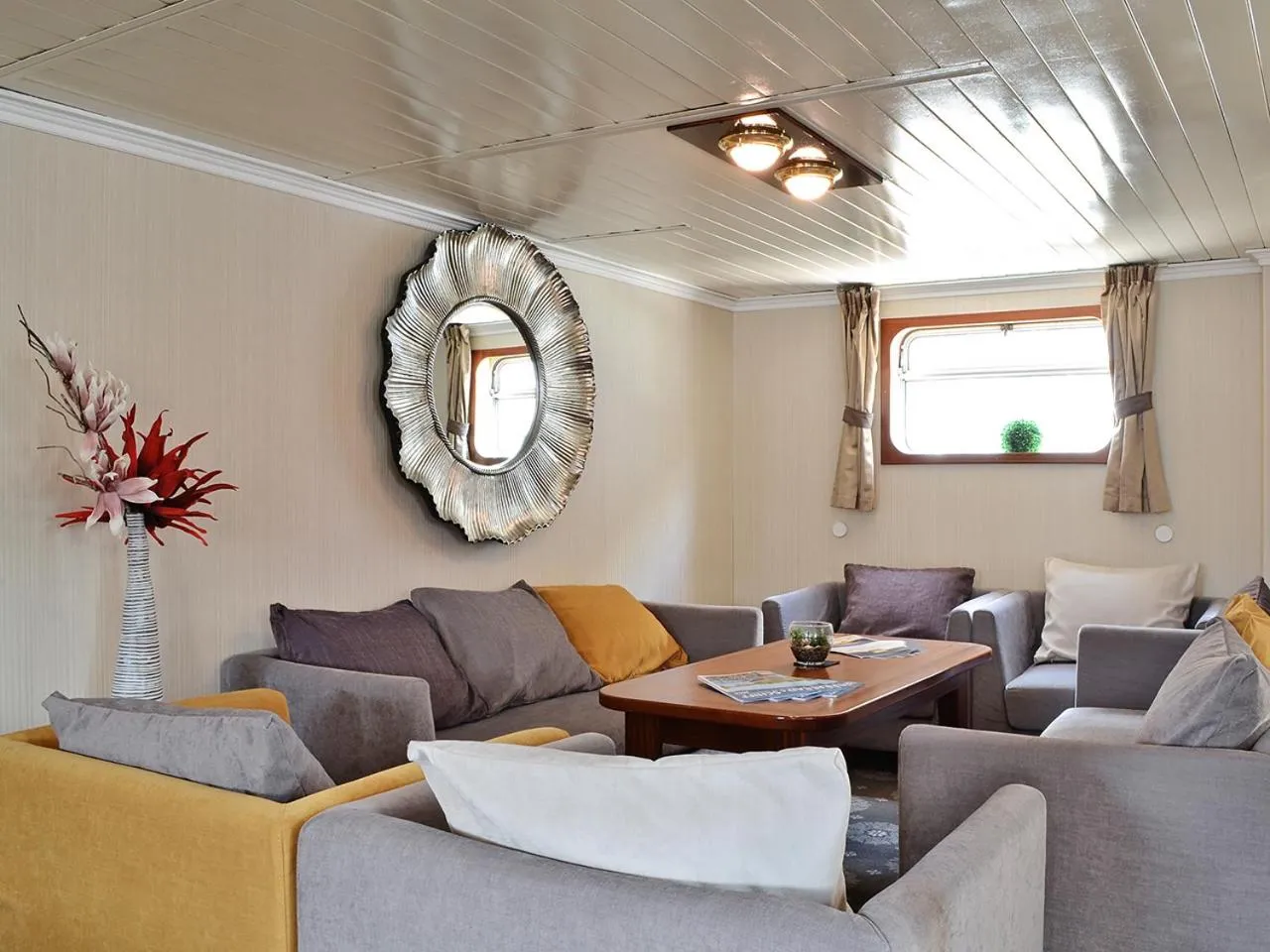 Lobby or reception in Florentina boat