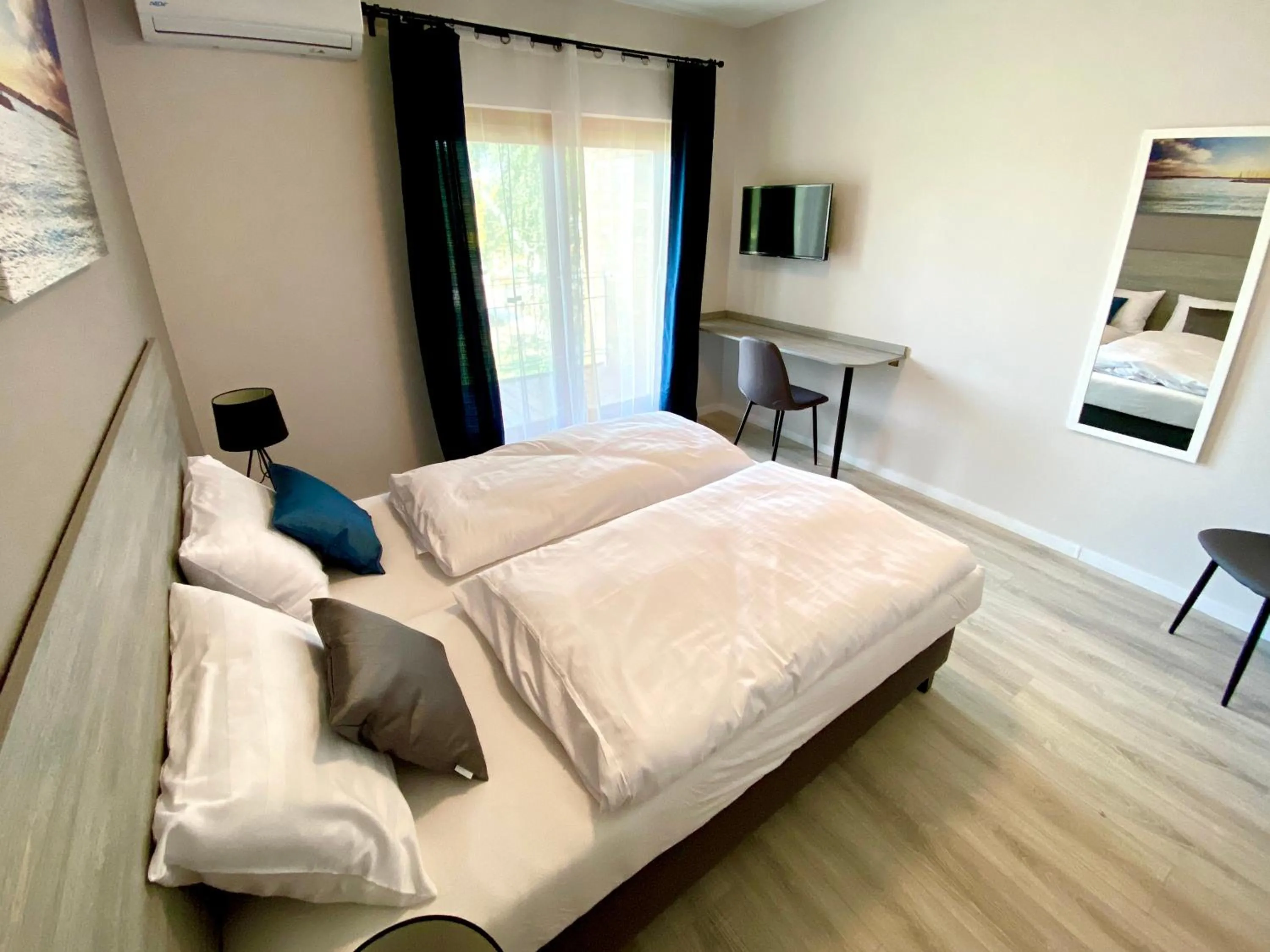 Bedroom, Bed in Holiday Hotel Siófok