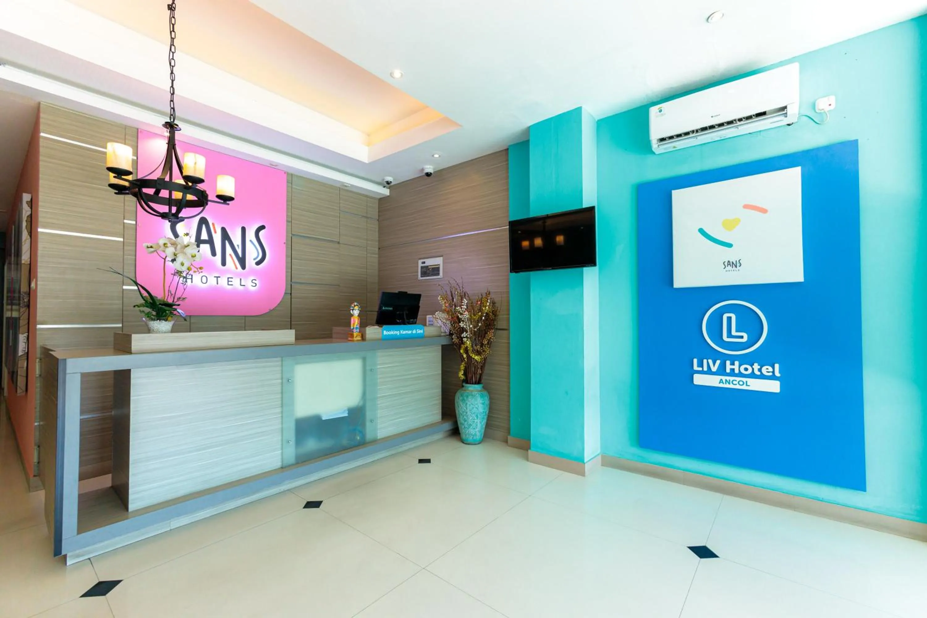 Lobby or reception in Sans Hotel Liv Ancol by RedDoorz