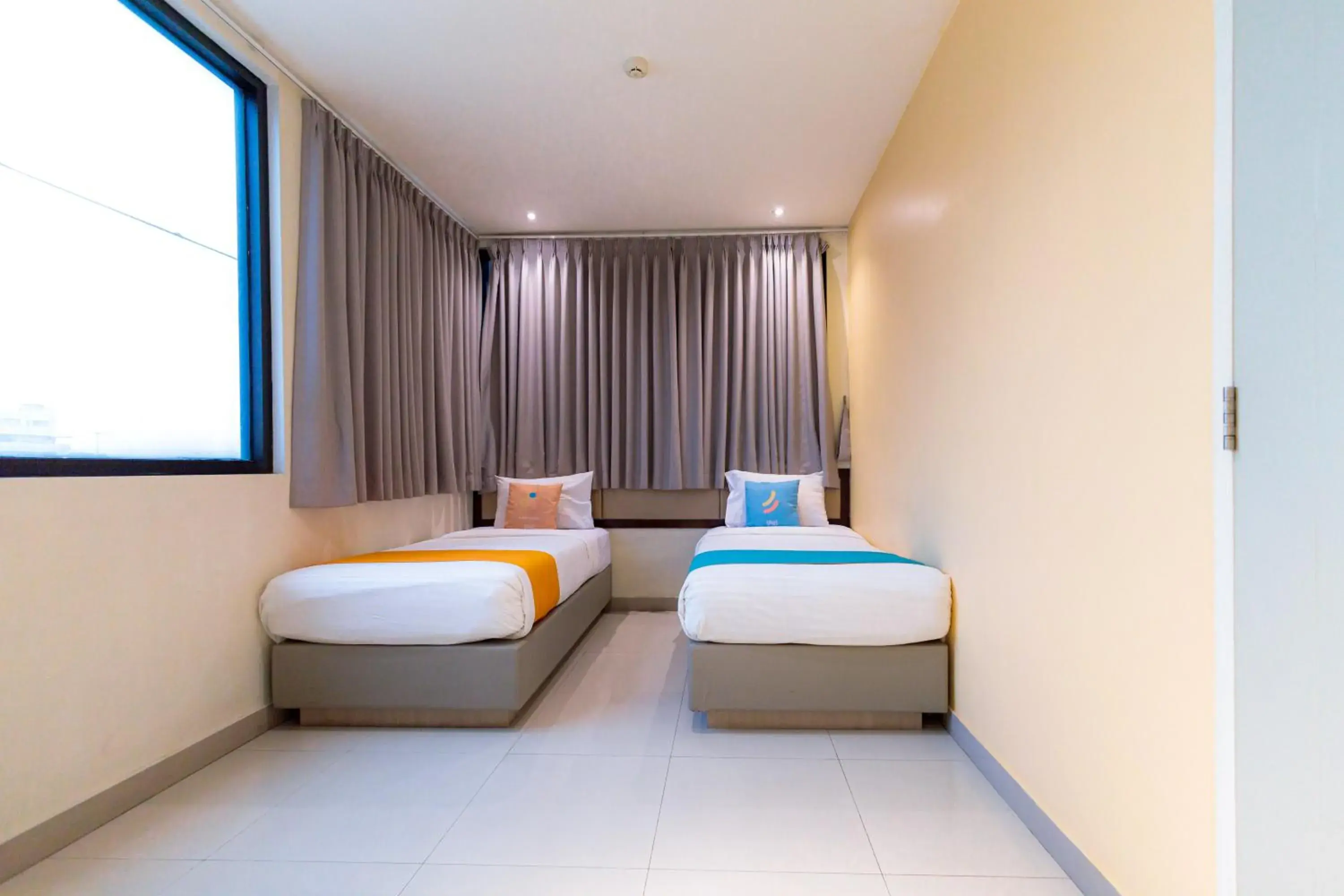 Superior Twin Room in Sans Hotel Liv Ancol by RedDoorz Superior Twin Room in Sans Hotel Liv Ancol by RedDoorz