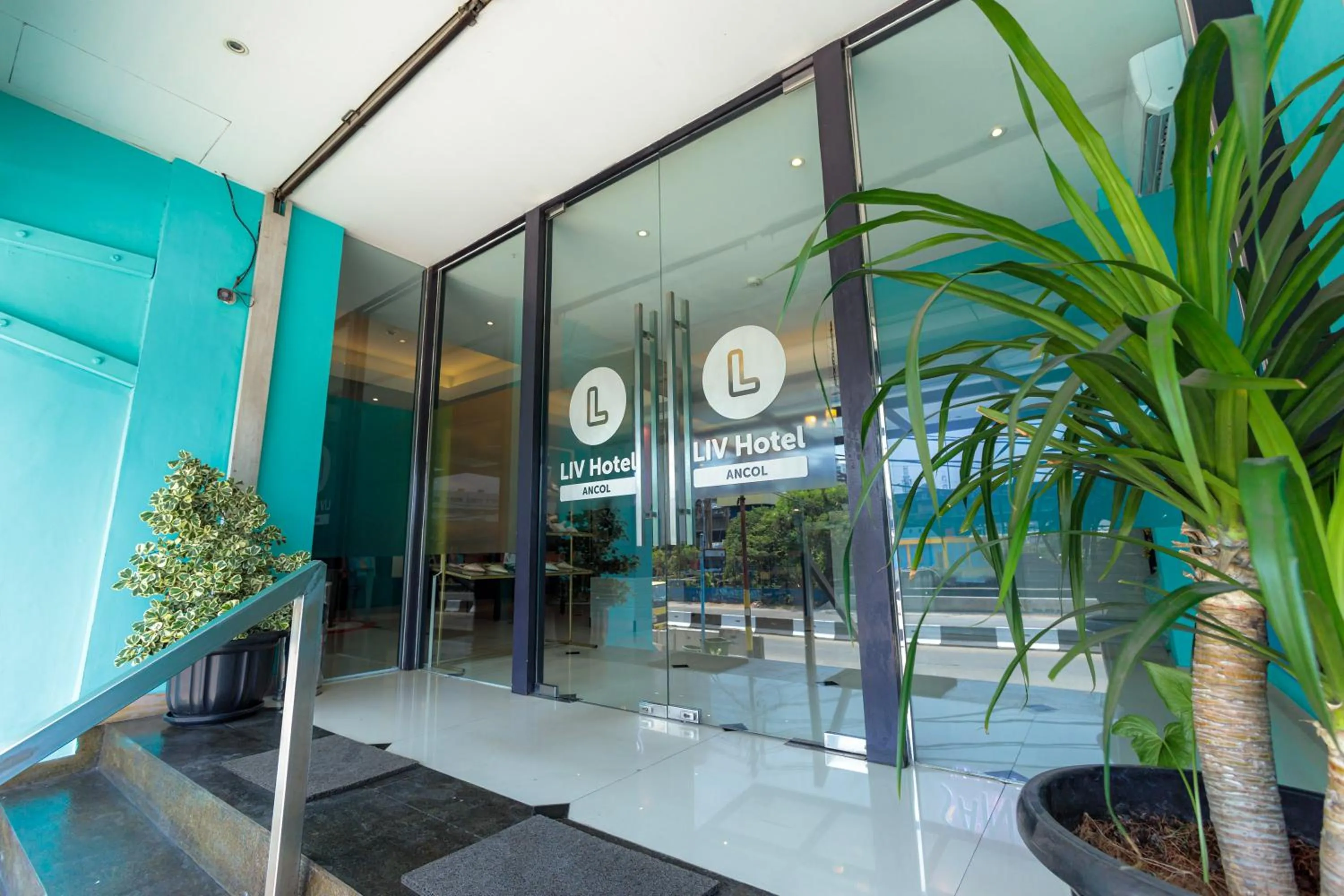 Facade/entrance in Sans Hotel Liv Ancol by RedDoorz