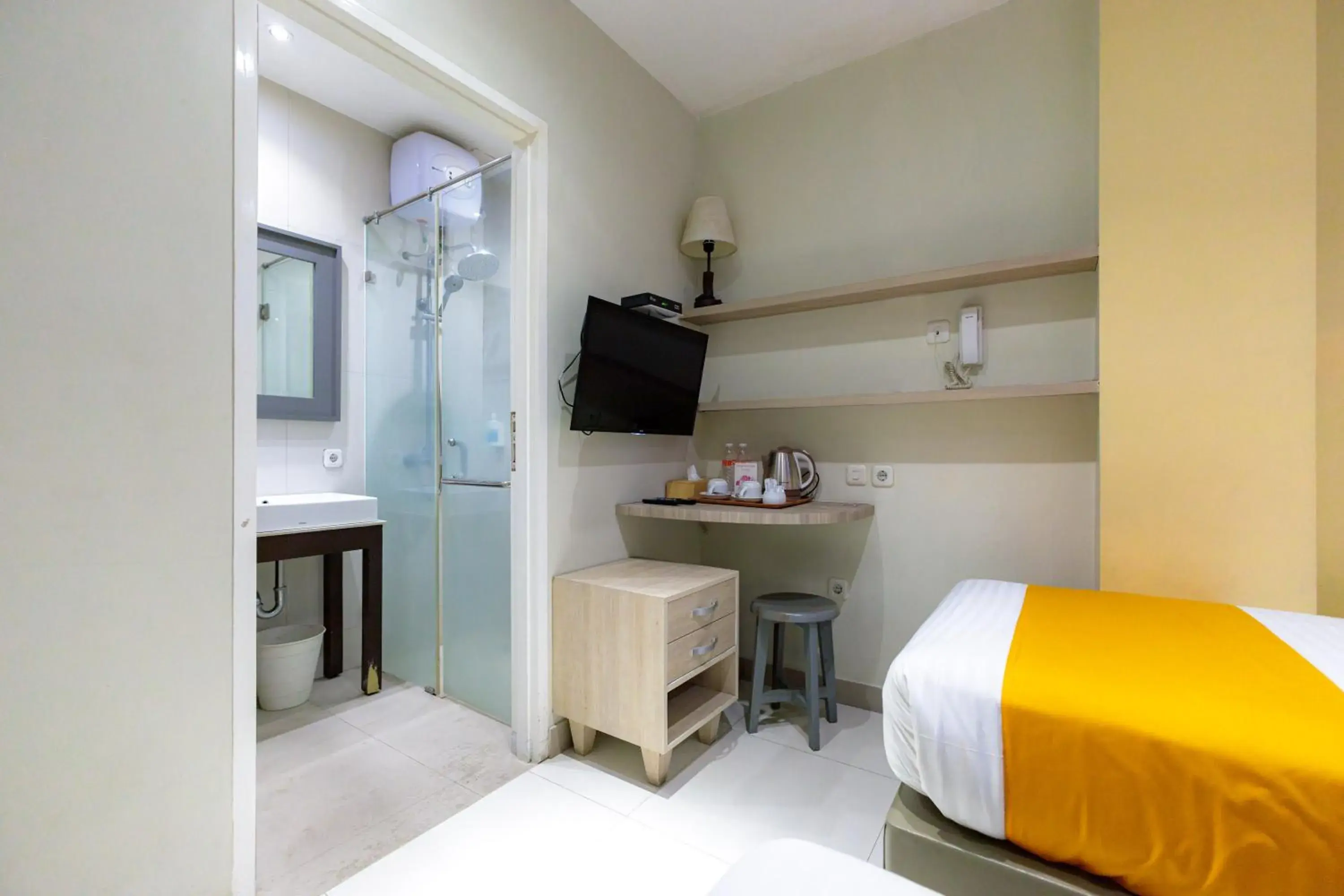 Superior Twin Room in Sans Hotel Liv Ancol by RedDoorz Superior Twin Room in Sans Hotel Liv Ancol by RedDoorz