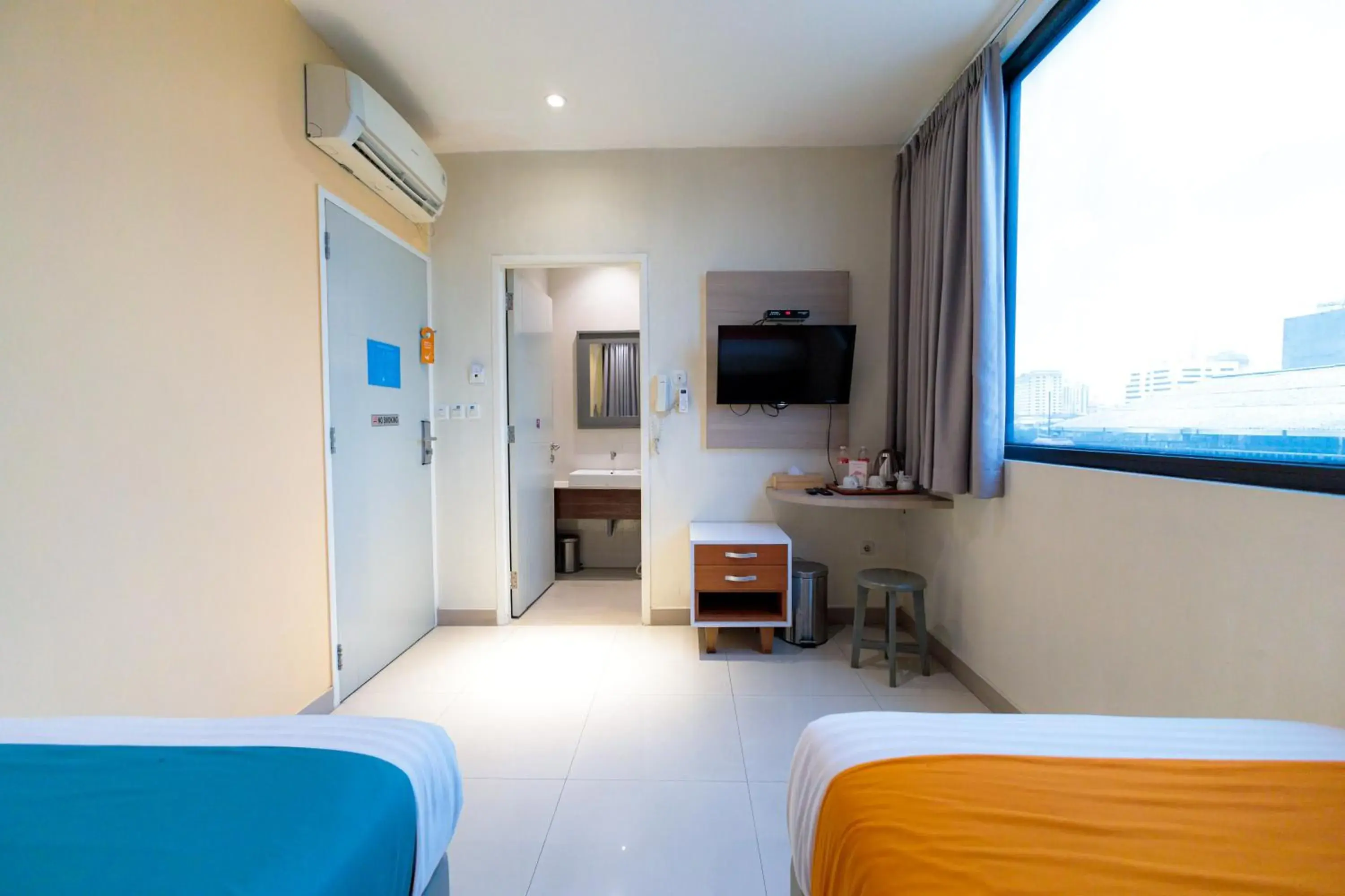 Superior Twin Room in Sans Hotel Liv Ancol by RedDoorz Superior Twin Room in Sans Hotel Liv Ancol by RedDoorz