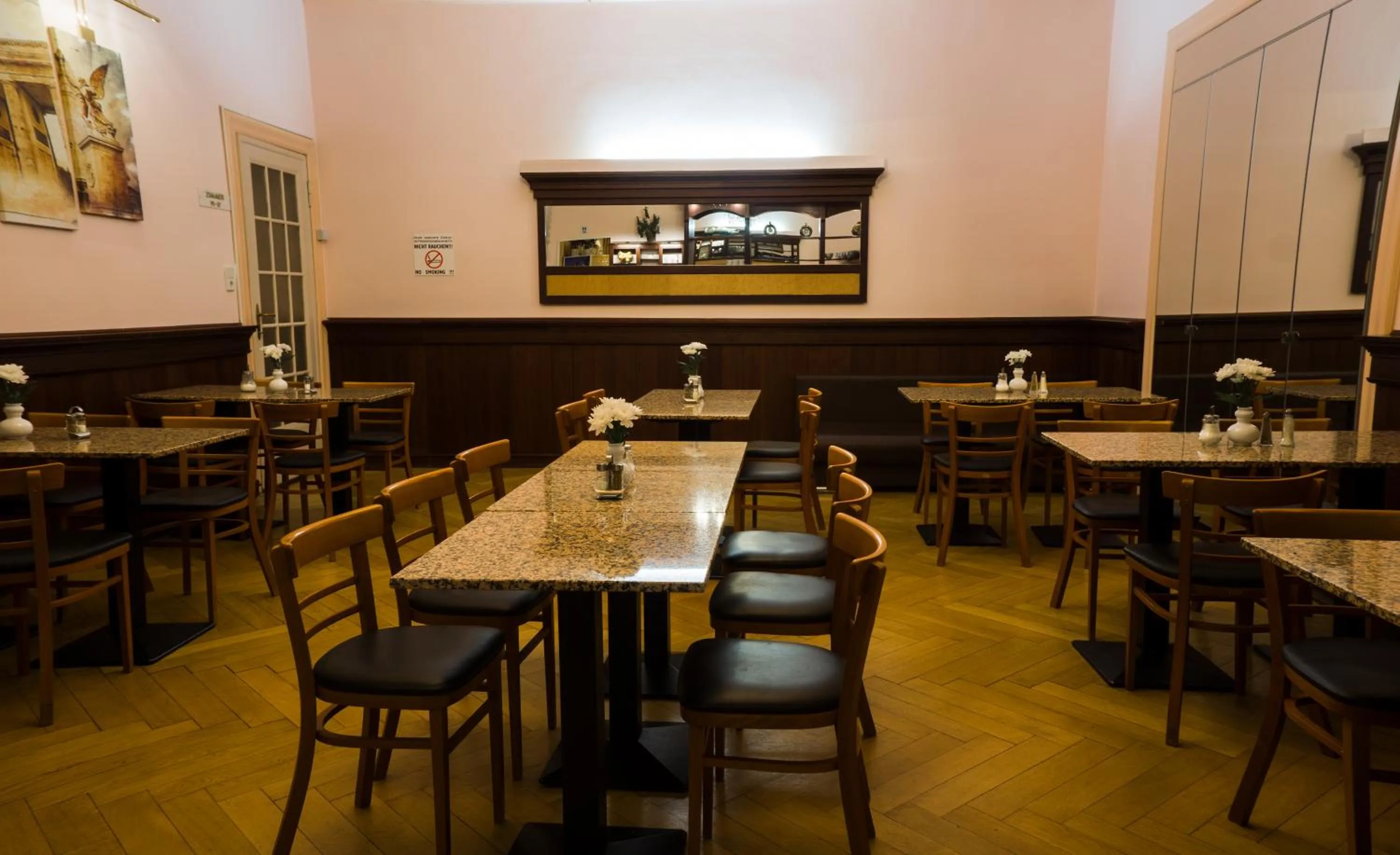 Restaurant/places to eat in Hotel Aster an der Messe