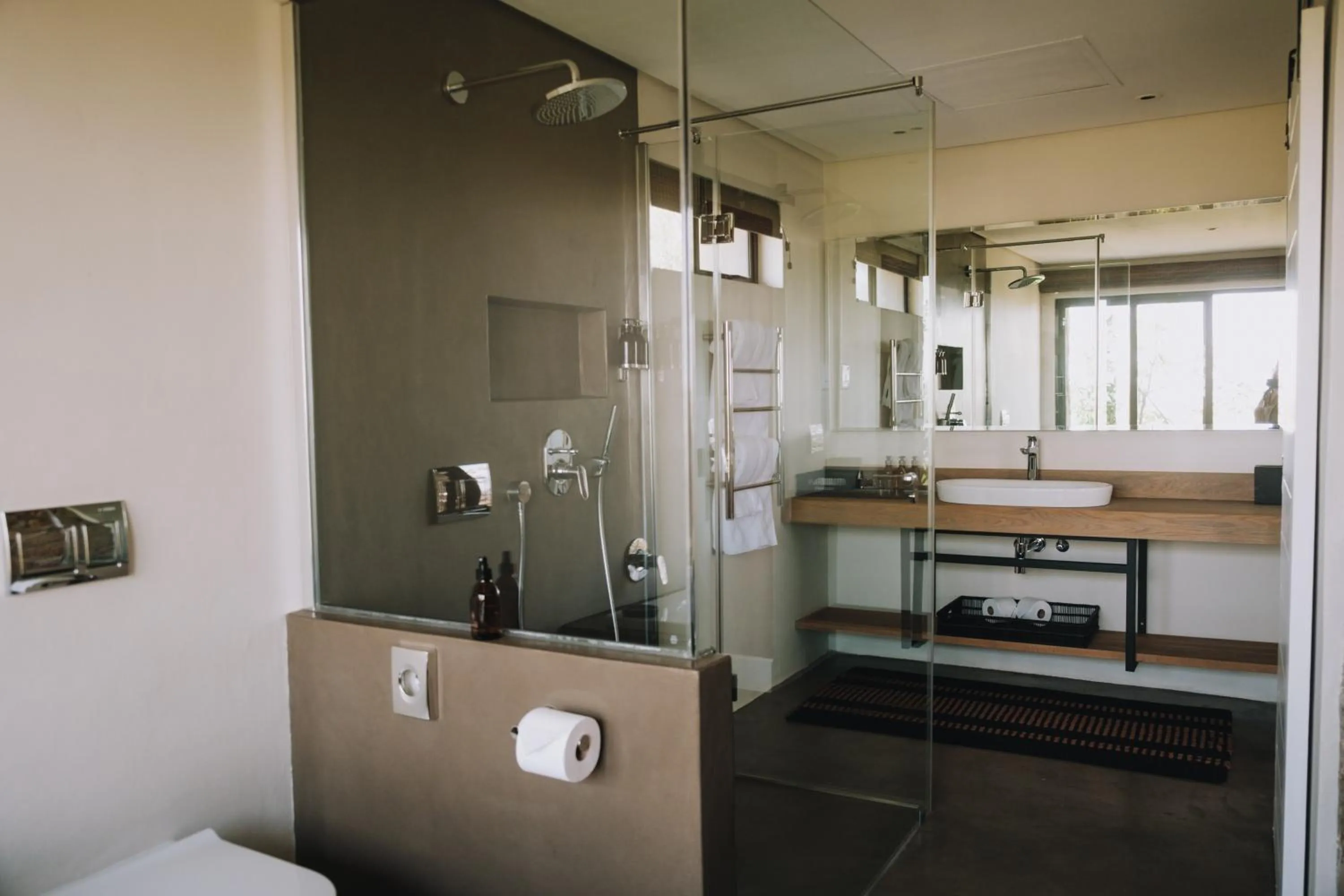 Bathroom in Zulu Rock Lodge - Babanango Game Reserve