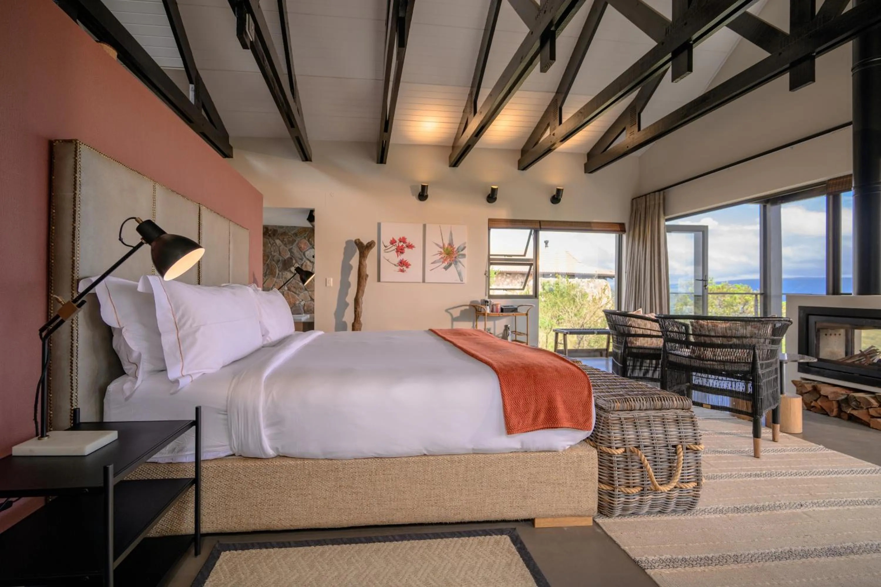 Photo of the whole room, Bed in Zulu Rock Lodge - Babanango Game Reserve