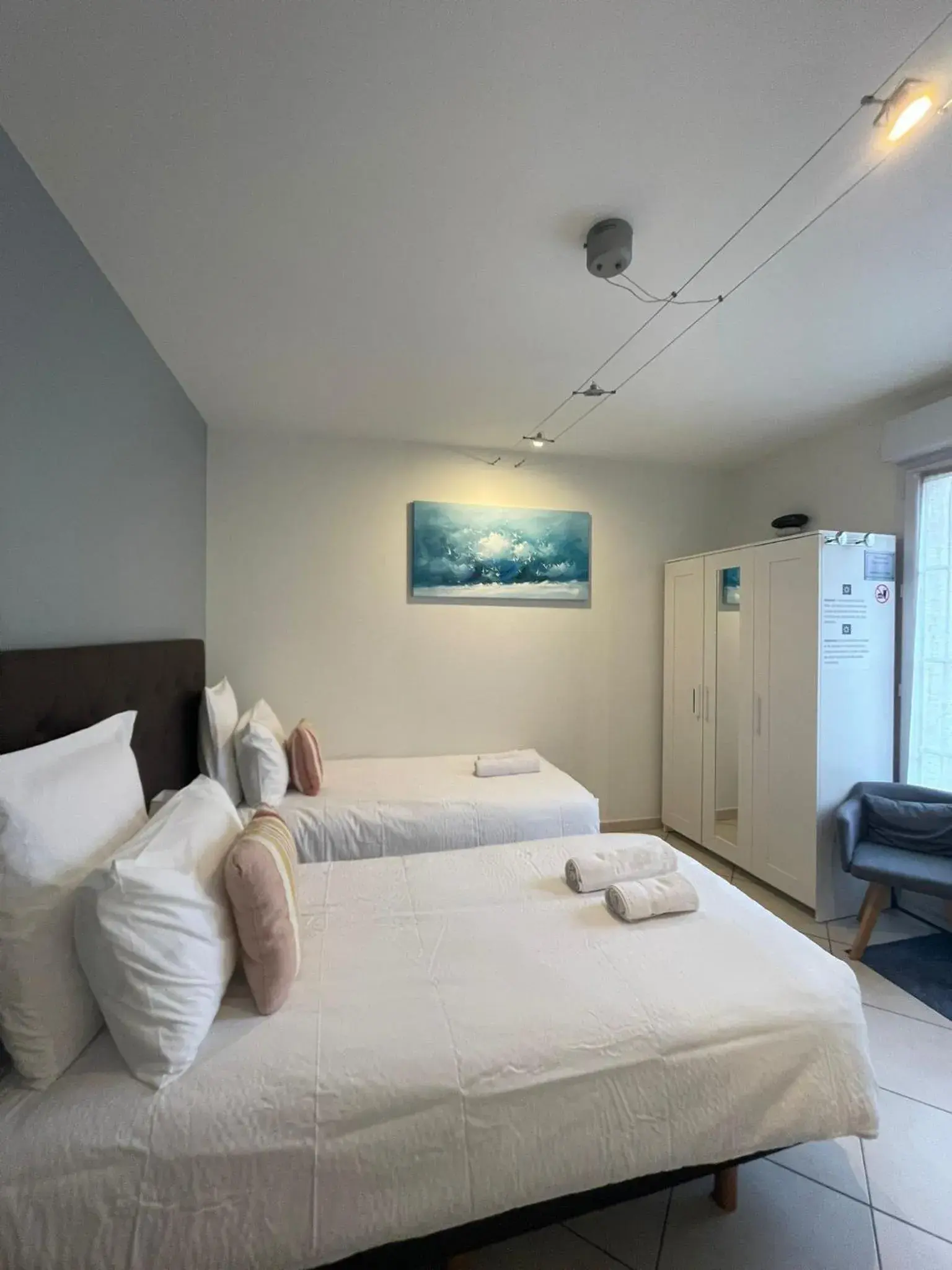 Chambre 2 Lits Simples - single occupancy in Hôtel et Chambres d'hôtes Les Mureaux - Les chambres de la Marina Chambre 2 Lits Simples - single occupancy in Hôtel et Chambres d'hôtes Les Mureaux - Les chambres de la Marina
