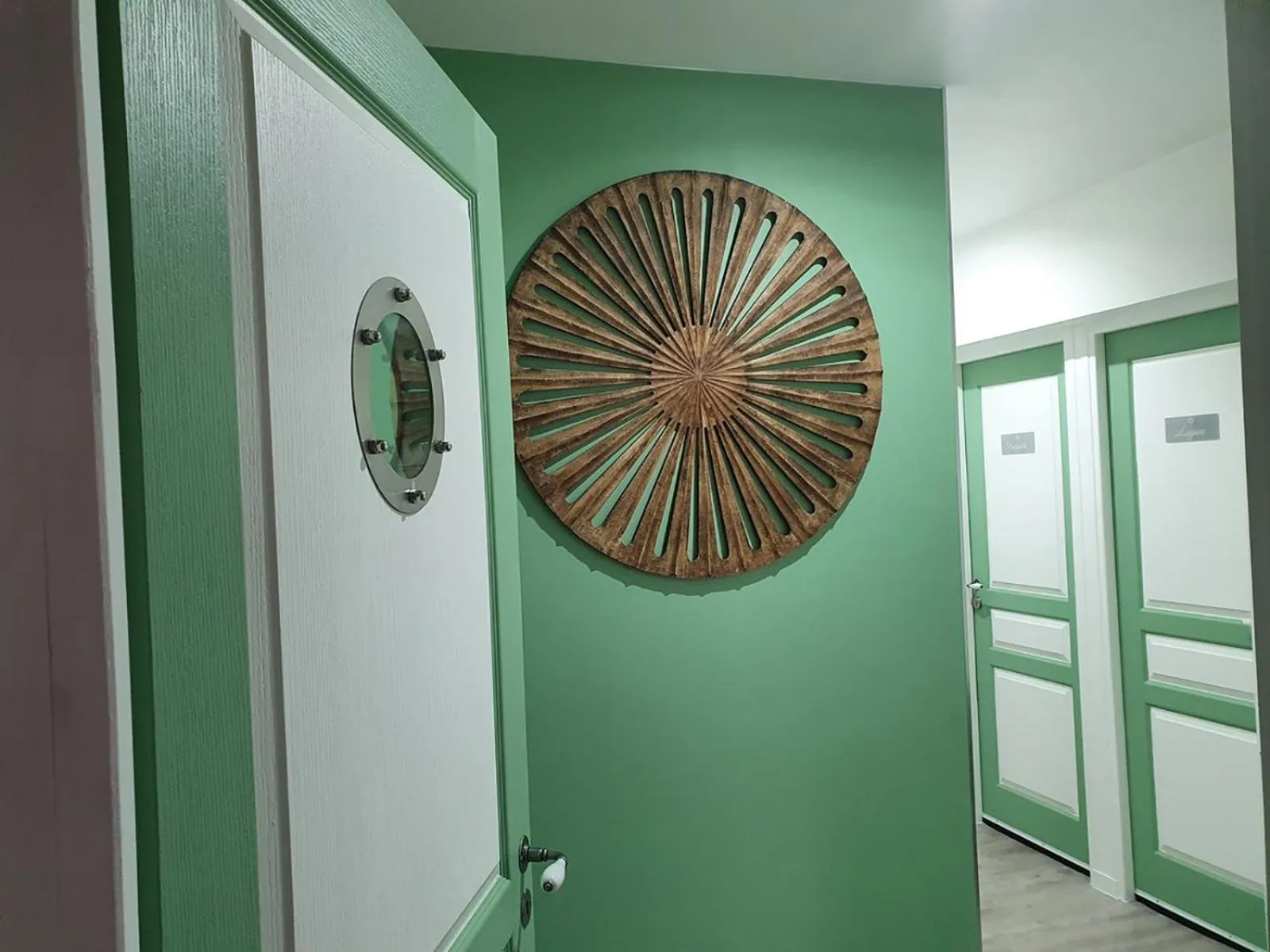 Toilet in Hôtel et Chambres d'hôtes Les Mureaux - Les chambres de la Marina