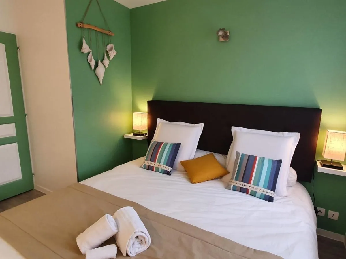 Bedroom, Bed in Hôtel et Chambres d'hôtes Les Mureaux - Les chambres de la Marina