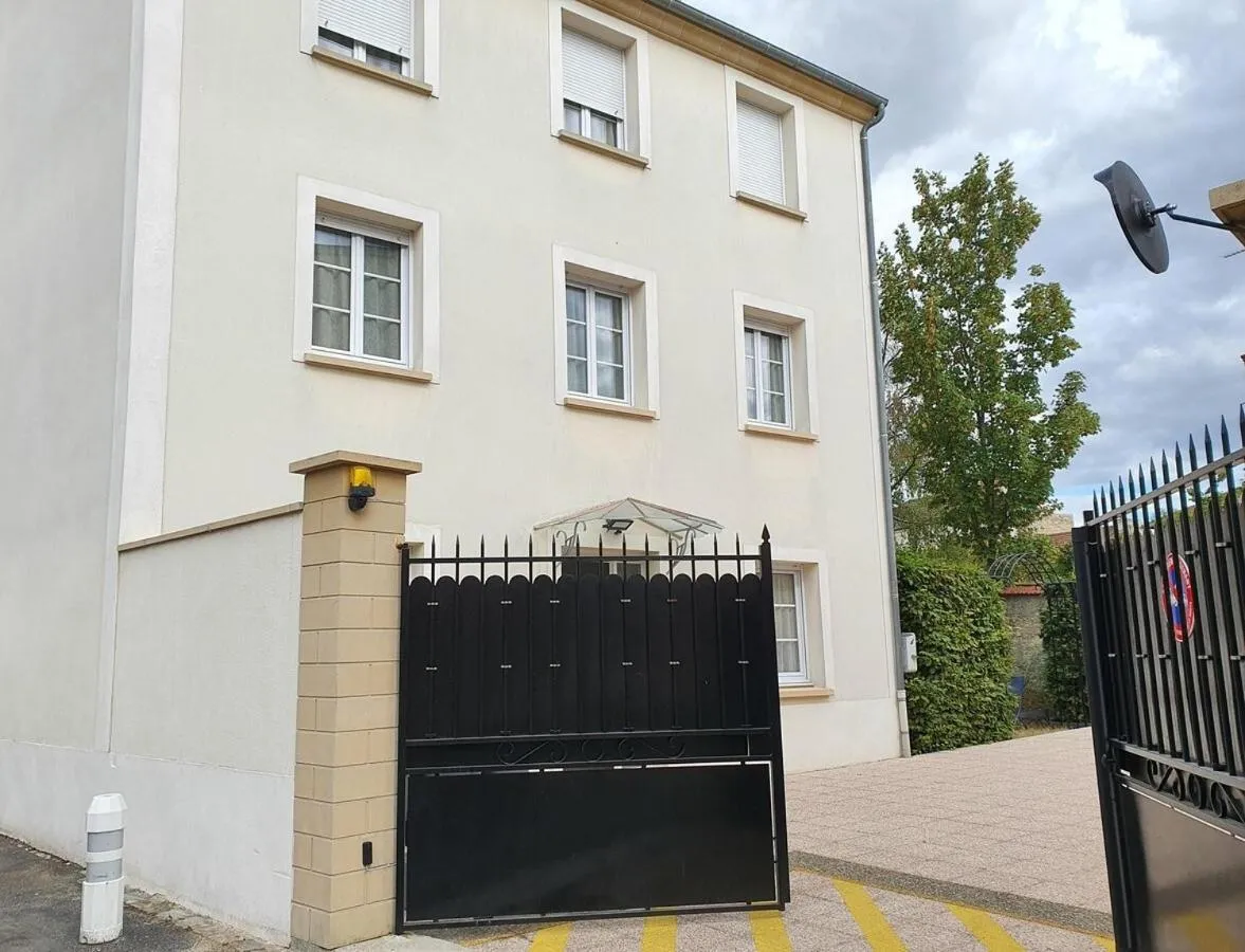 Facade/entrance in Hôtel et Chambres d'hôtes Les Mureaux - Les chambres de la Marina