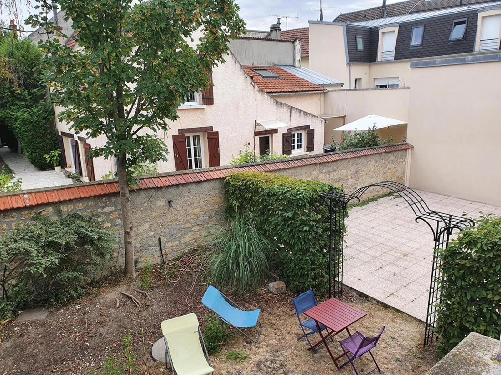 Garden view in Hôtel et Chambres d'hôtes Les Mureaux - Les chambres de la Marina