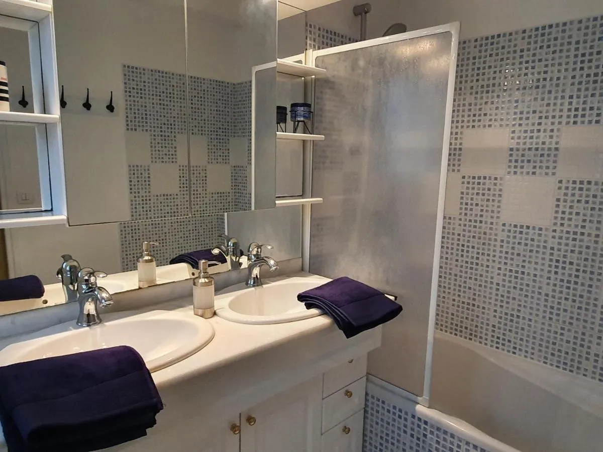 Bathroom in Hôtel et Chambres d'hôtes Les Mureaux - Les chambres de la Marina