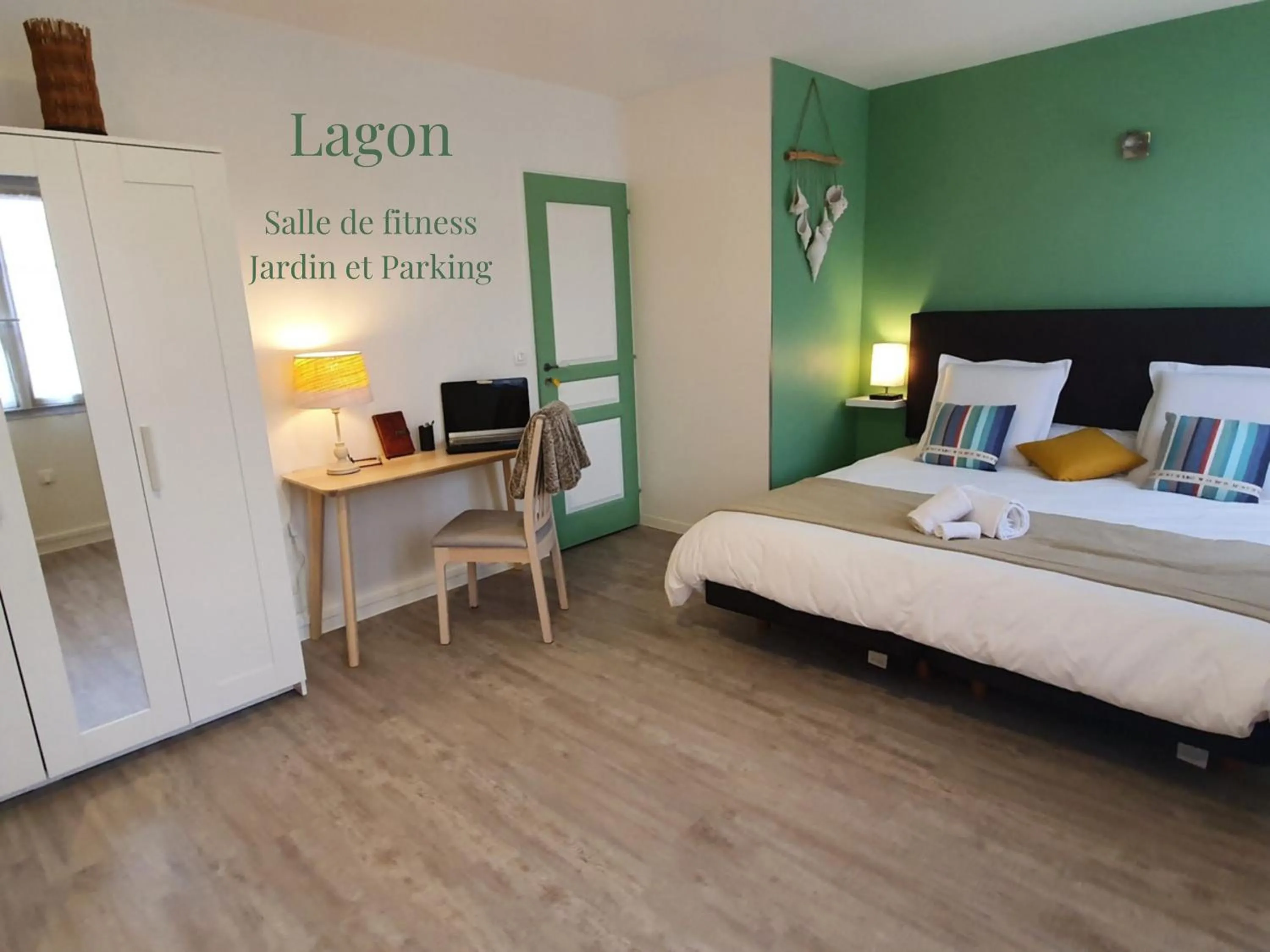 Bedroom, Bed in Hôtel et Chambres d'hôtes Les Mureaux - Les chambres de la Marina