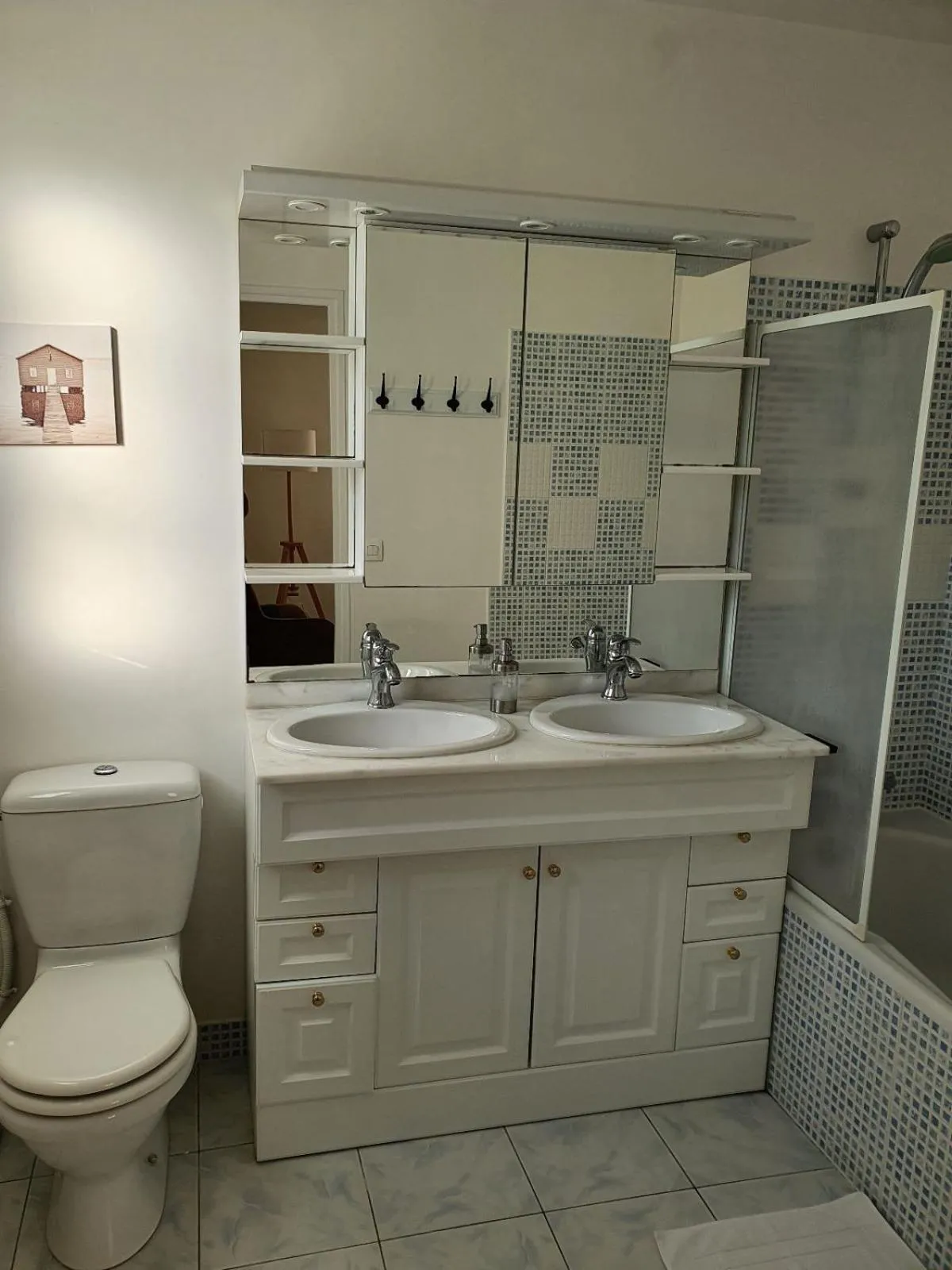 Bathroom in Hôtel et Chambres d'hôtes Les Mureaux - Les chambres de la Marina