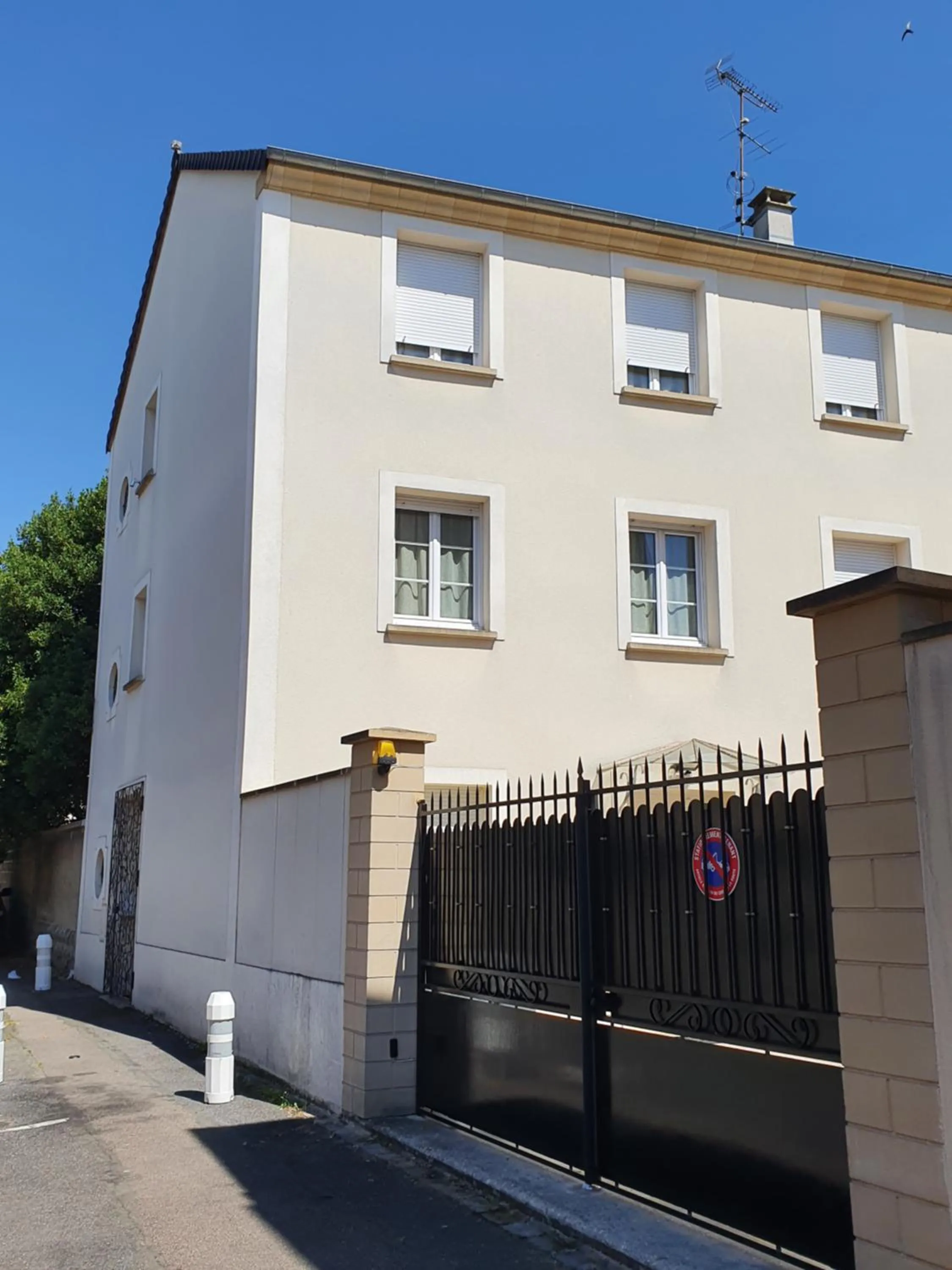 Facade/entrance in Hôtel et Chambres d'hôtes Les Mureaux - Les chambres de la Marina