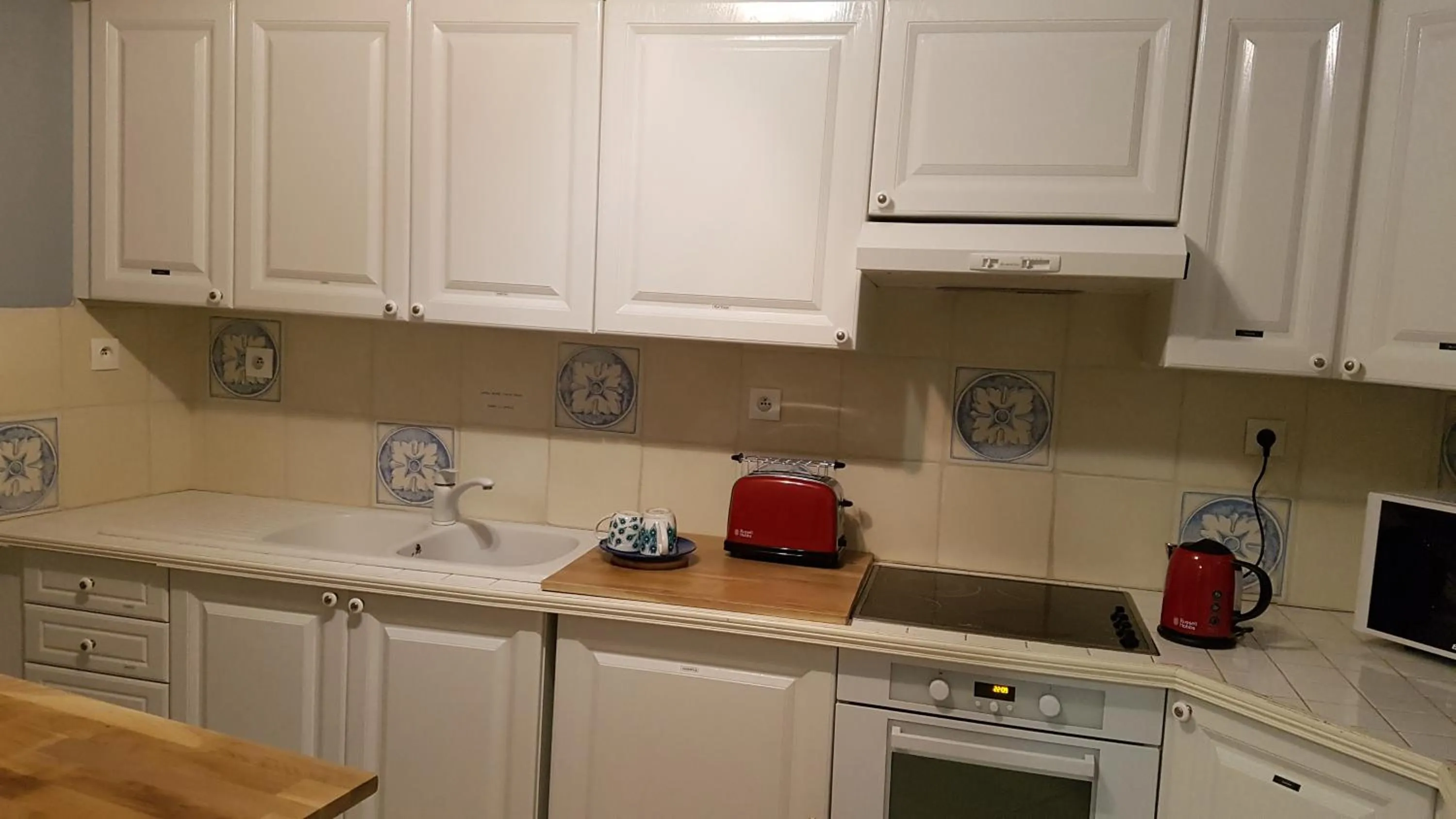 Kitchen or kitchenette in Hôtel et Chambres d'hôtes Les Mureaux - Les chambres de la Marina