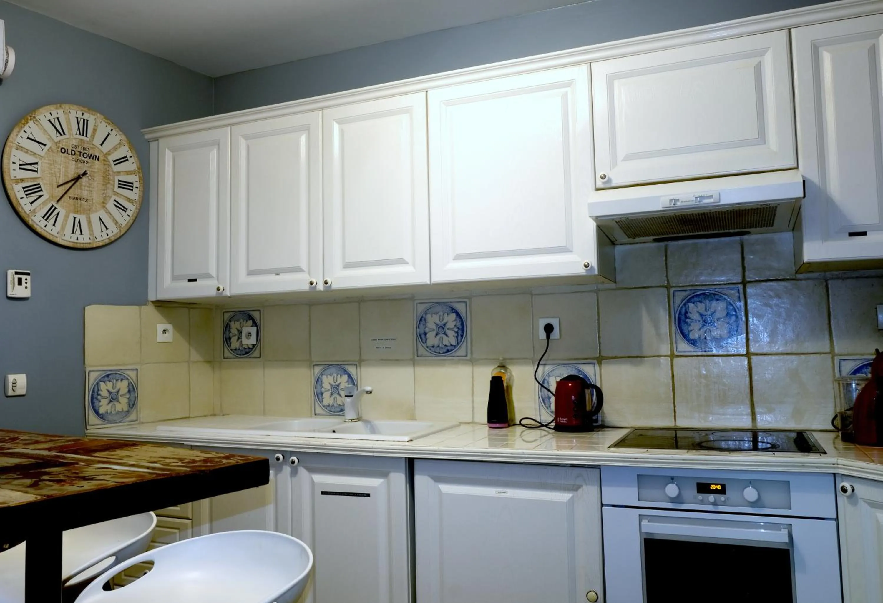 Kitchen or kitchenette in Hôtel et Chambres d'hôtes Les Mureaux - Les chambres de la Marina