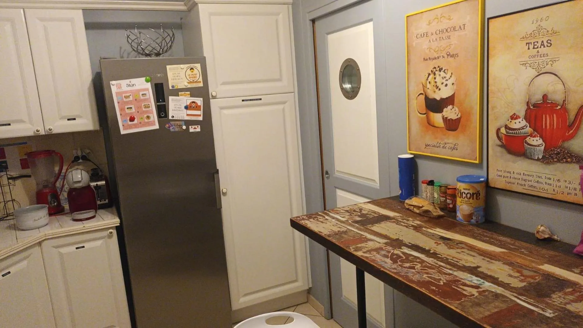 Kitchen or kitchenette in Hôtel et Chambres d'hôtes Les Mureaux - Les chambres de la Marina