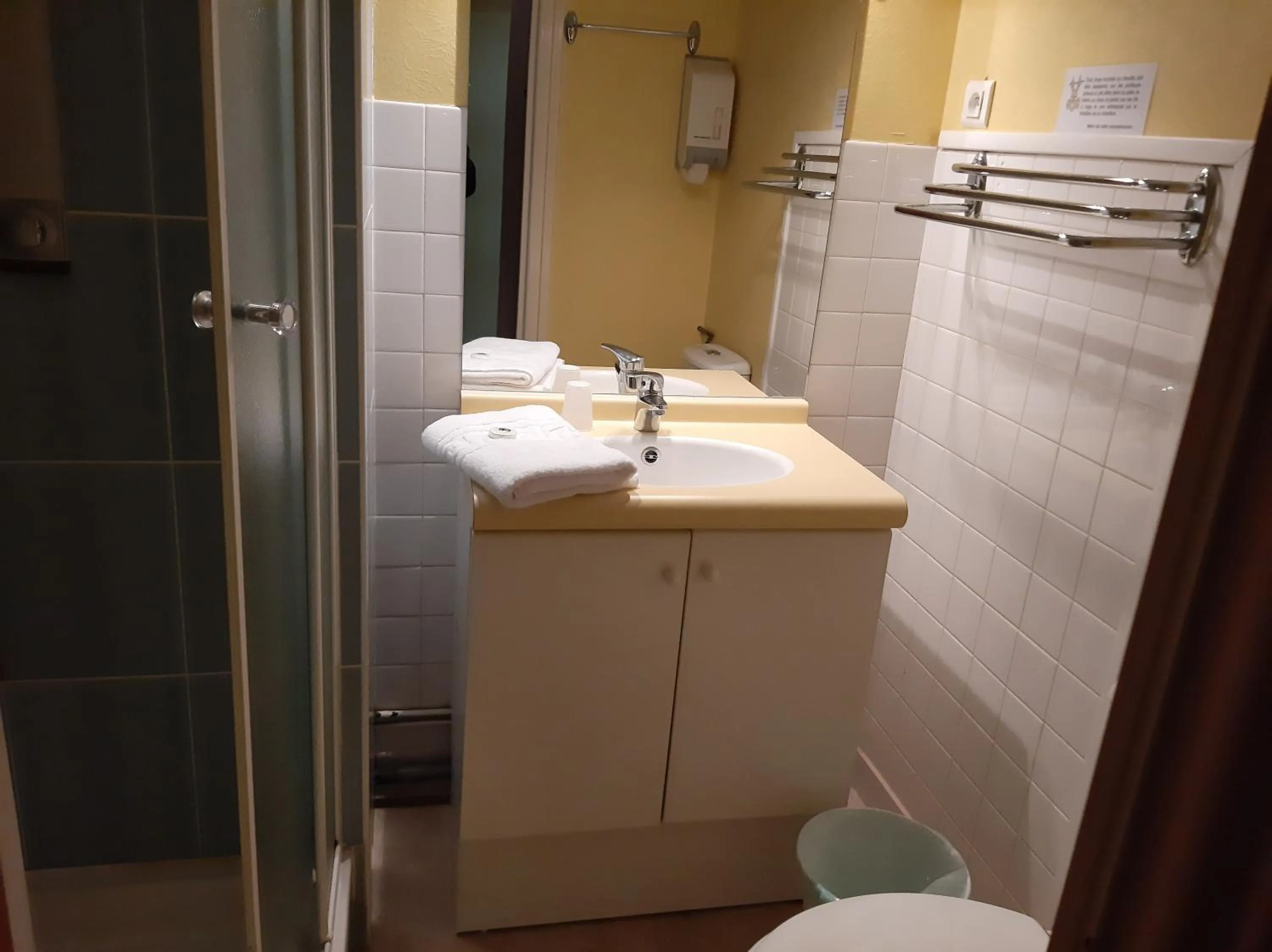 Triple Room in Home des Pins SARL
