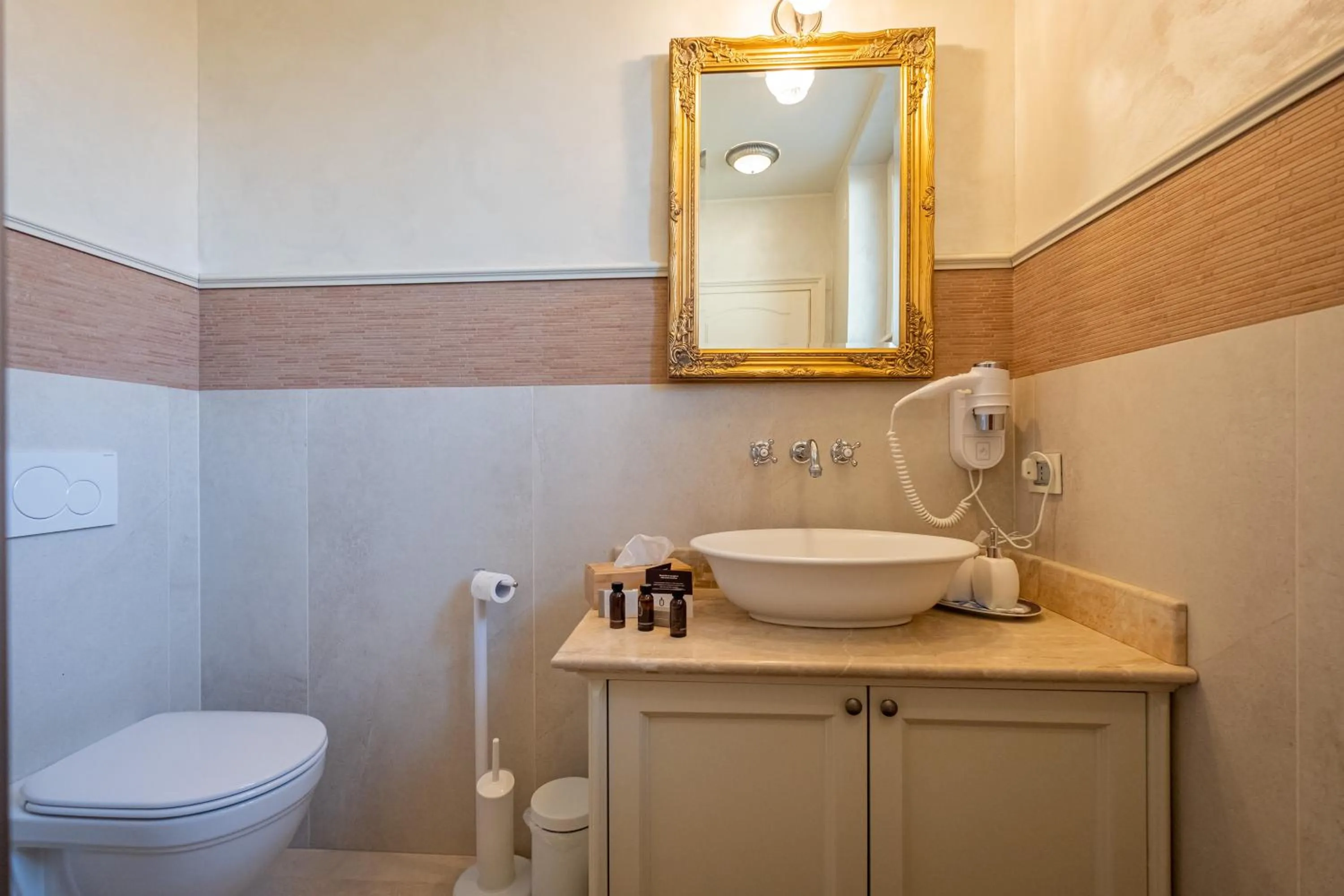 Toilet in Relais Colle San Pietro