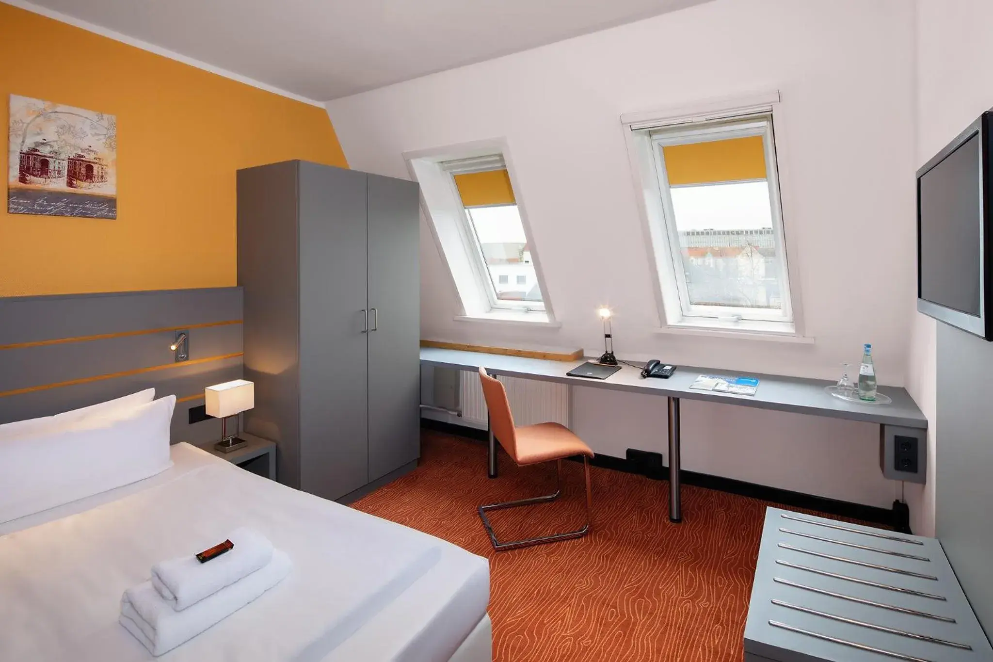 Photo of the whole room, Bed in Dietrich-Bonhoeffer-Hotel Berlin Mitte Photo of the whole room, Bed in Dietrich-Bonhoeffer-Hotel Berlin Mitte