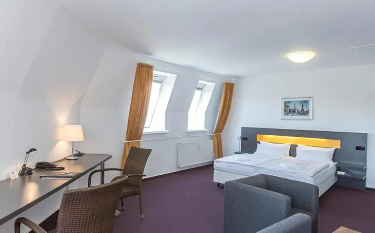 Photo of the whole room, Bed in Dietrich-Bonhoeffer-Hotel Berlin Mitte