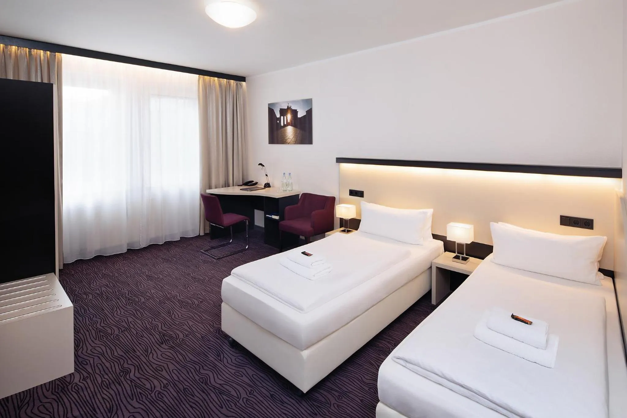 Photo of the whole room, Bed in Dietrich-Bonhoeffer-Hotel Berlin Mitte