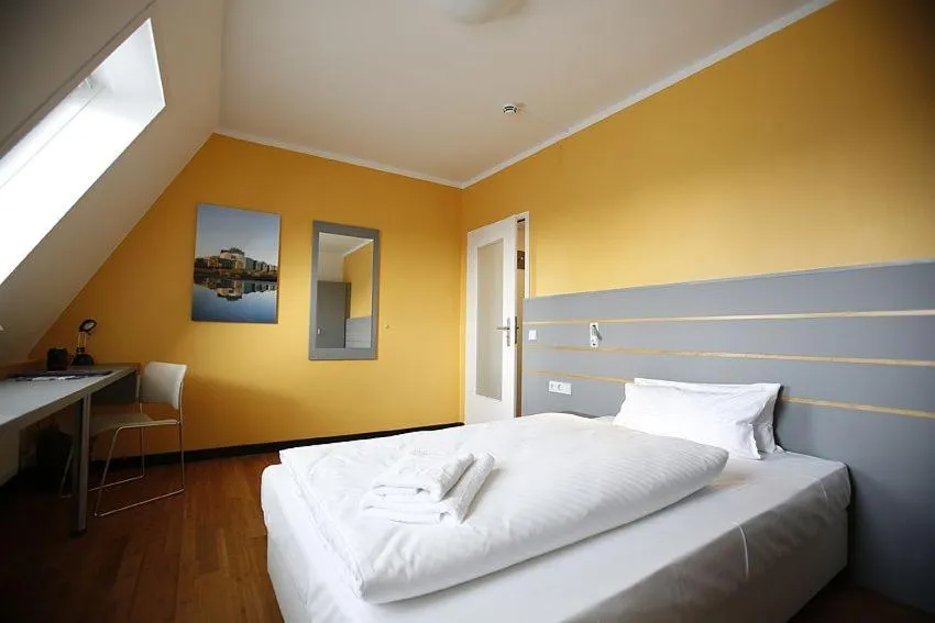 Photo of the whole room, Bed in Dietrich-Bonhoeffer-Hotel Berlin Mitte