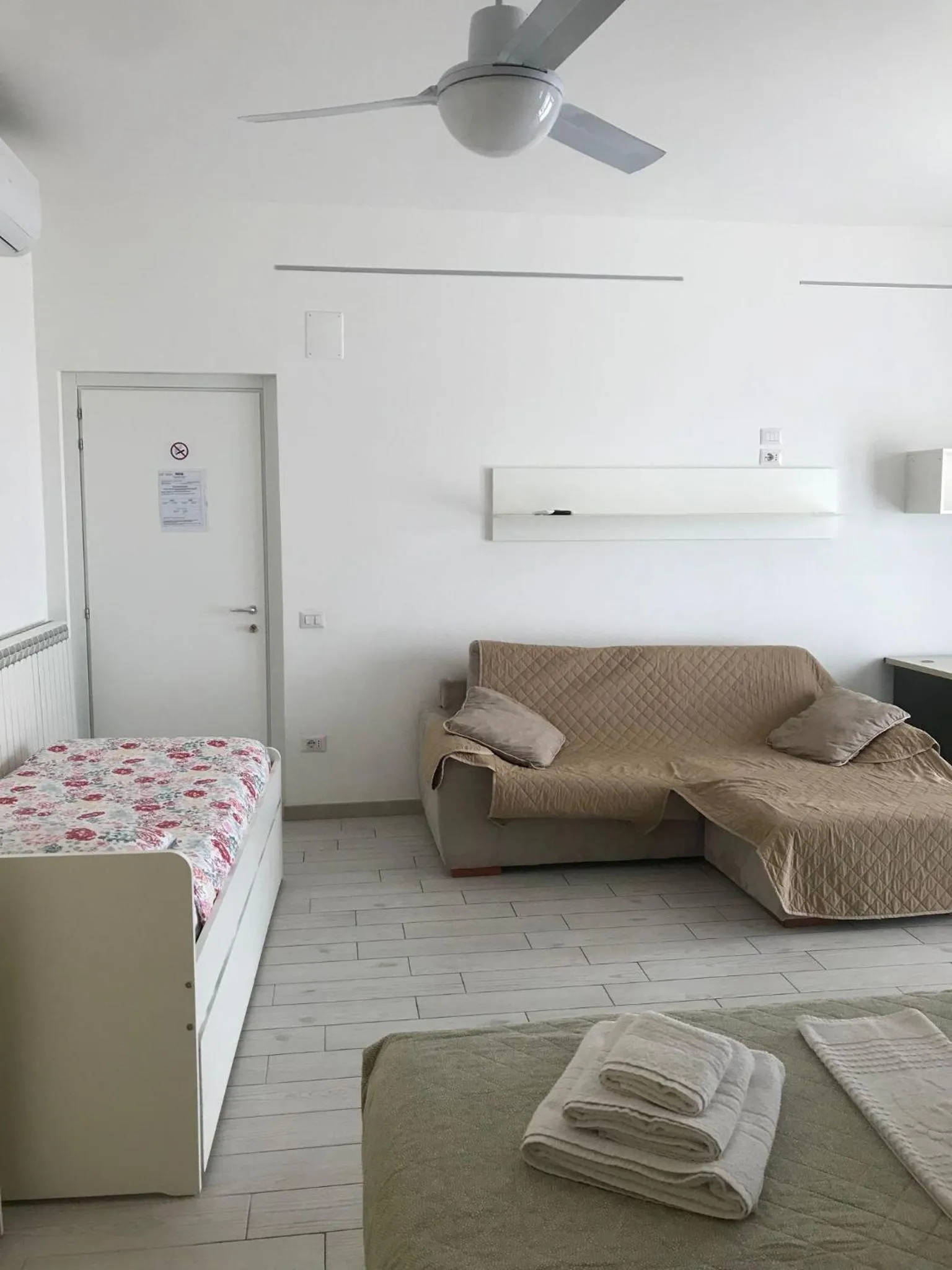 Photo of the whole room in fronteMare Faleria