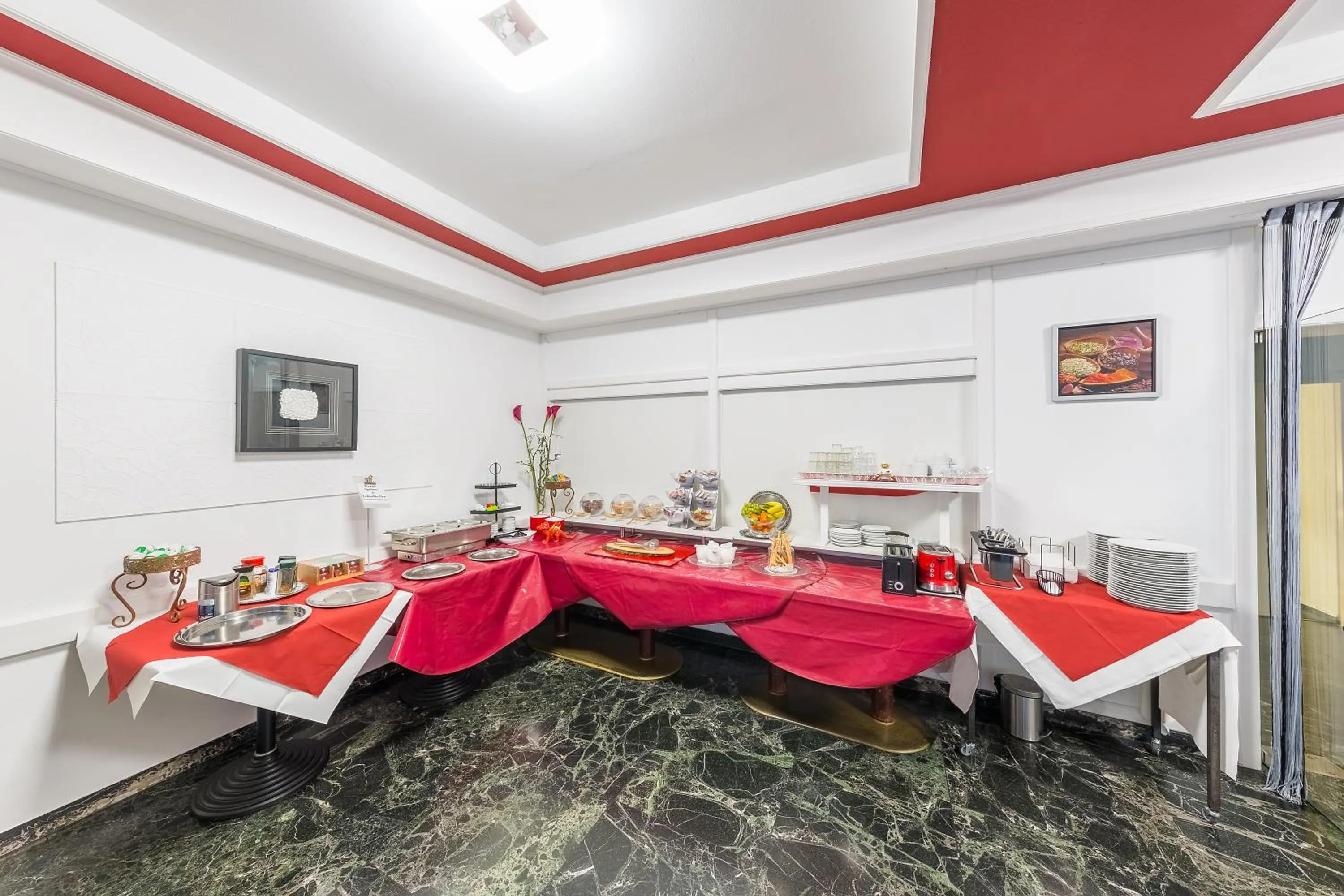 Buffet breakfast in Hotel Klein Frankfurt