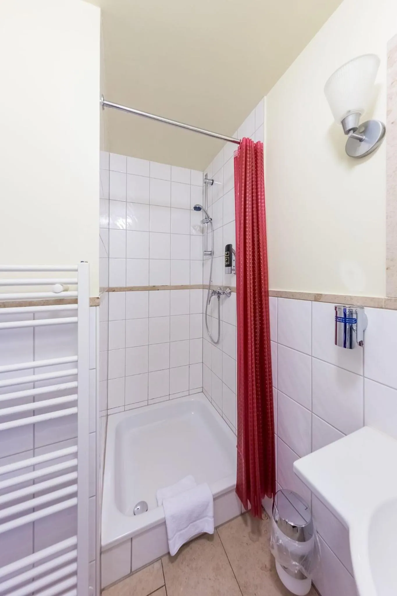 Photo of the whole room in Hotel Klein Frankfurt