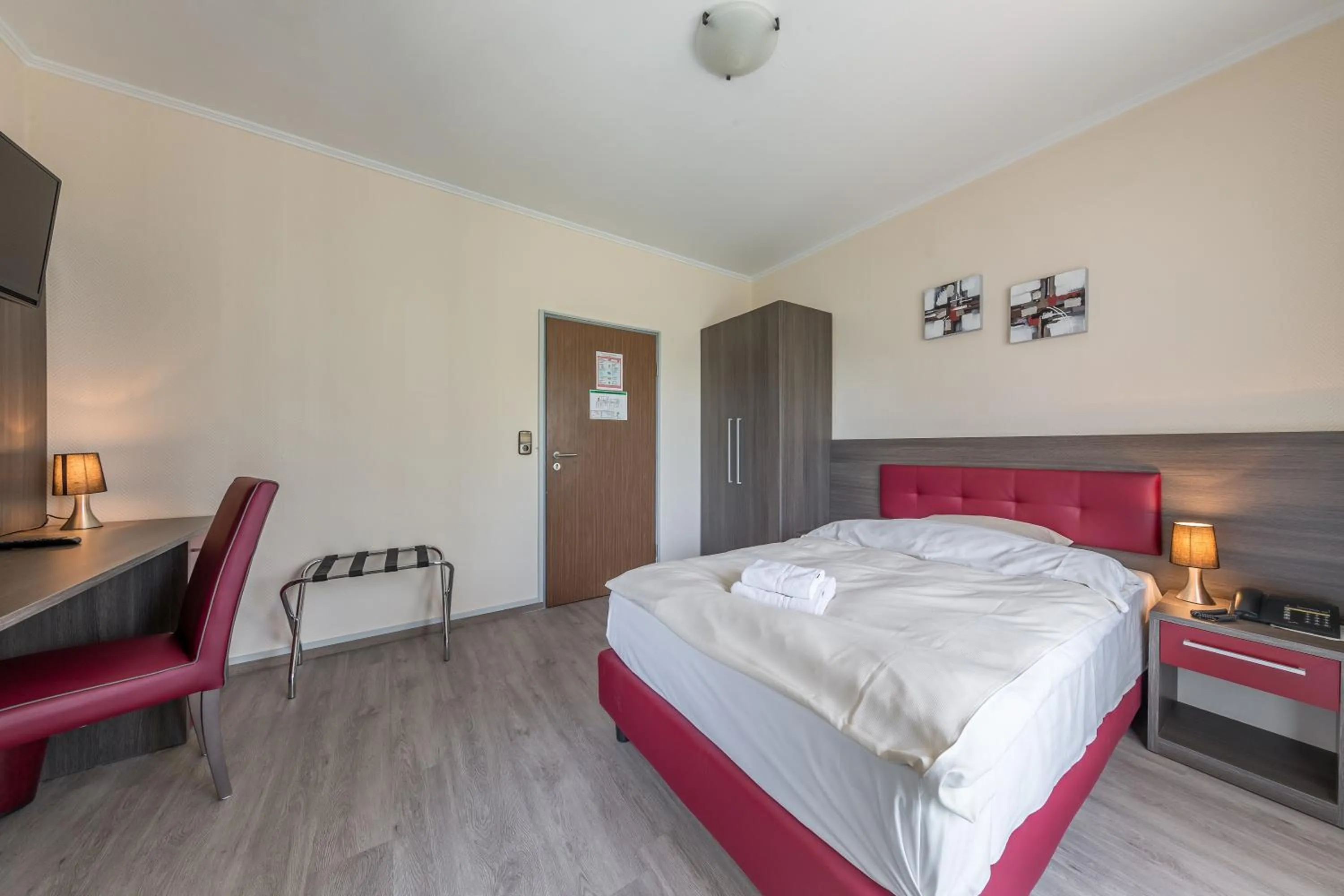 Photo of the whole room, Bed in Hotel Klein Frankfurt