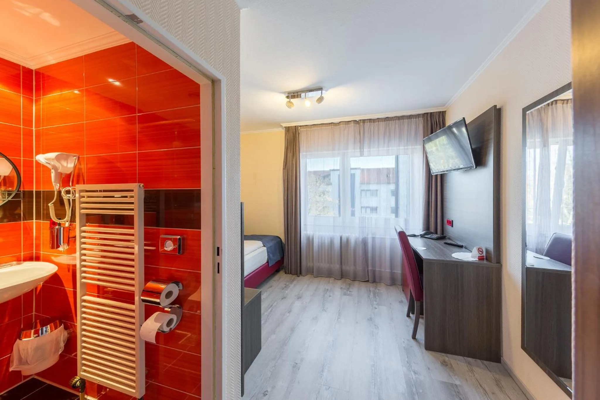 Bathroom, Bed in Hotel Klein Frankfurt