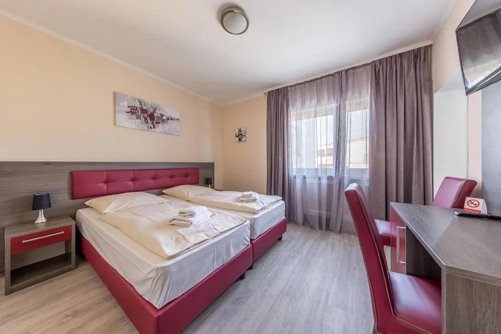 Photo of the whole room, Bed in Hotel Klein Frankfurt