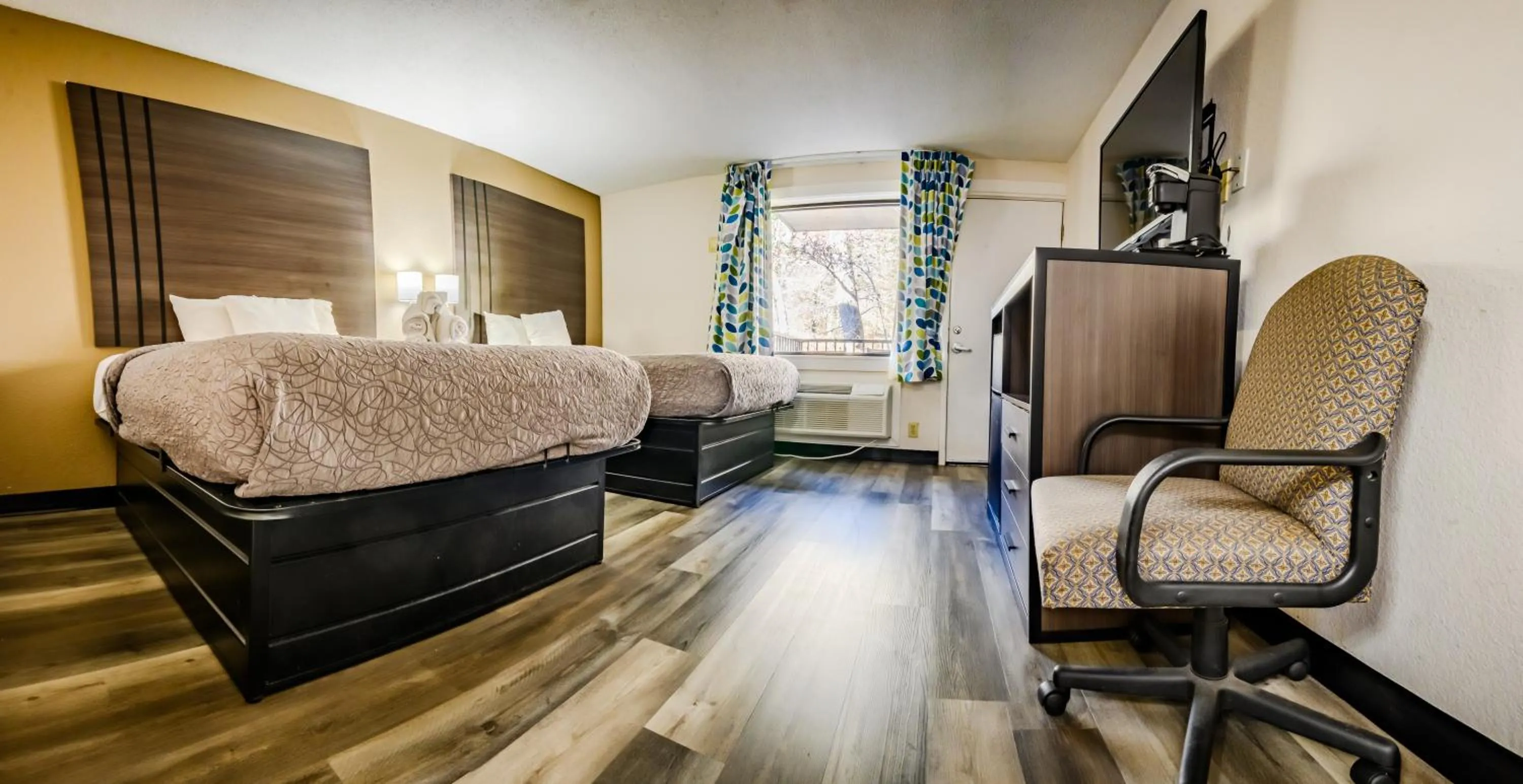 Bed in Bear Creek Inn Gatlinburg, TN