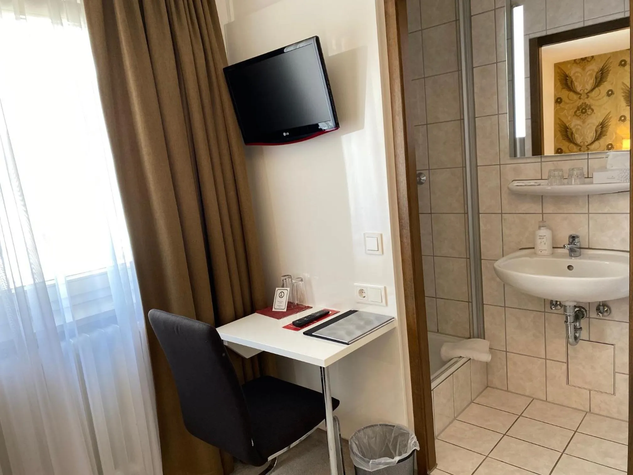 Bathroom in Hotel Hellers Twenty Four II -24h-Check-In-