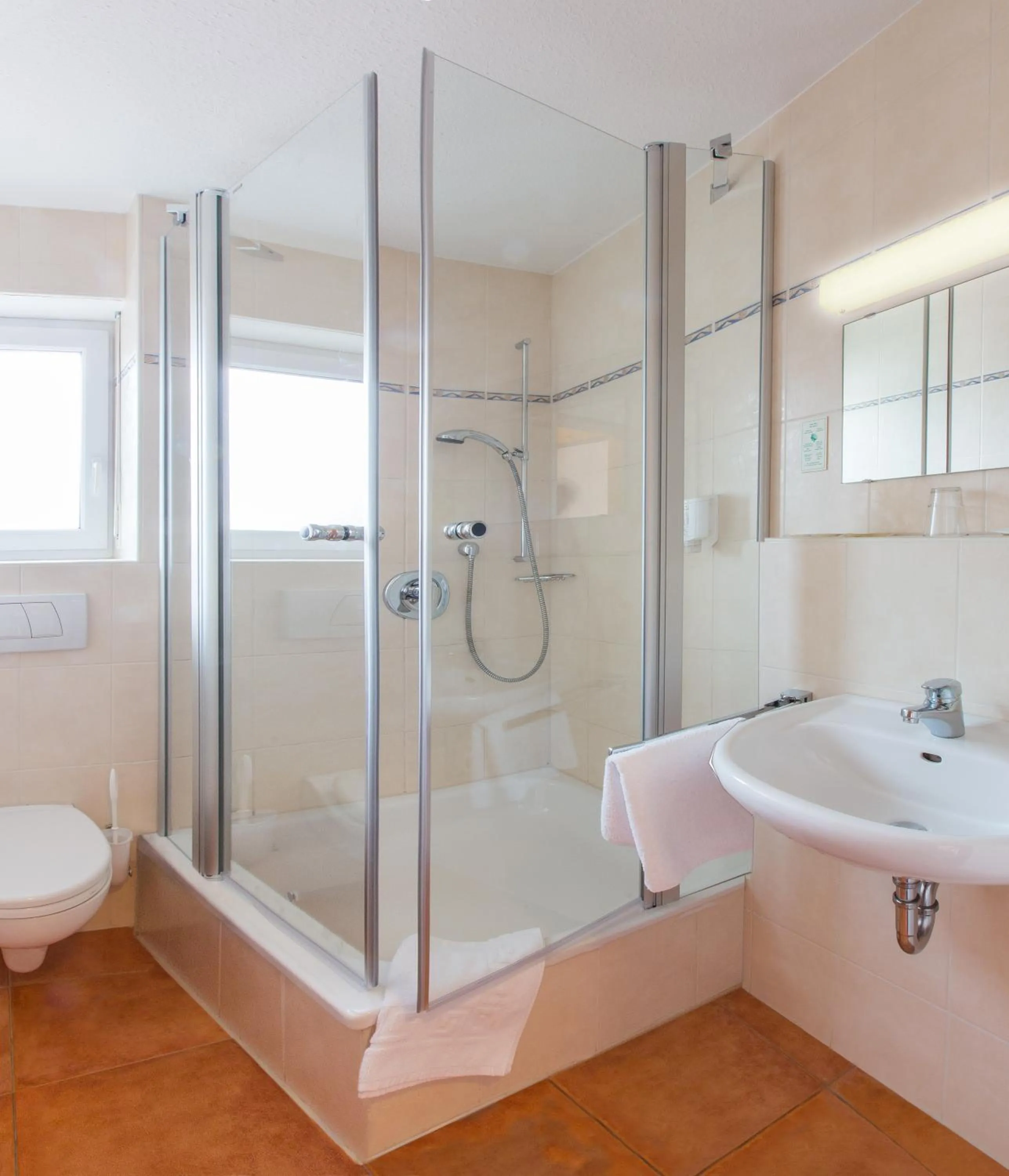 Shower in Hotel Hellers Twenty Four II -24h-Check-In-