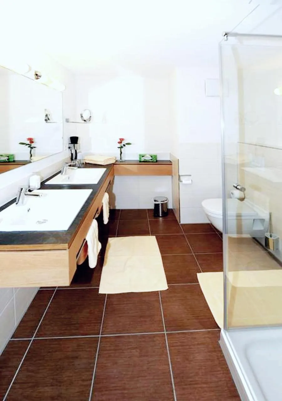 Shower, Bed in Hotel Hellers Twenty Four II -24h-Check-In-