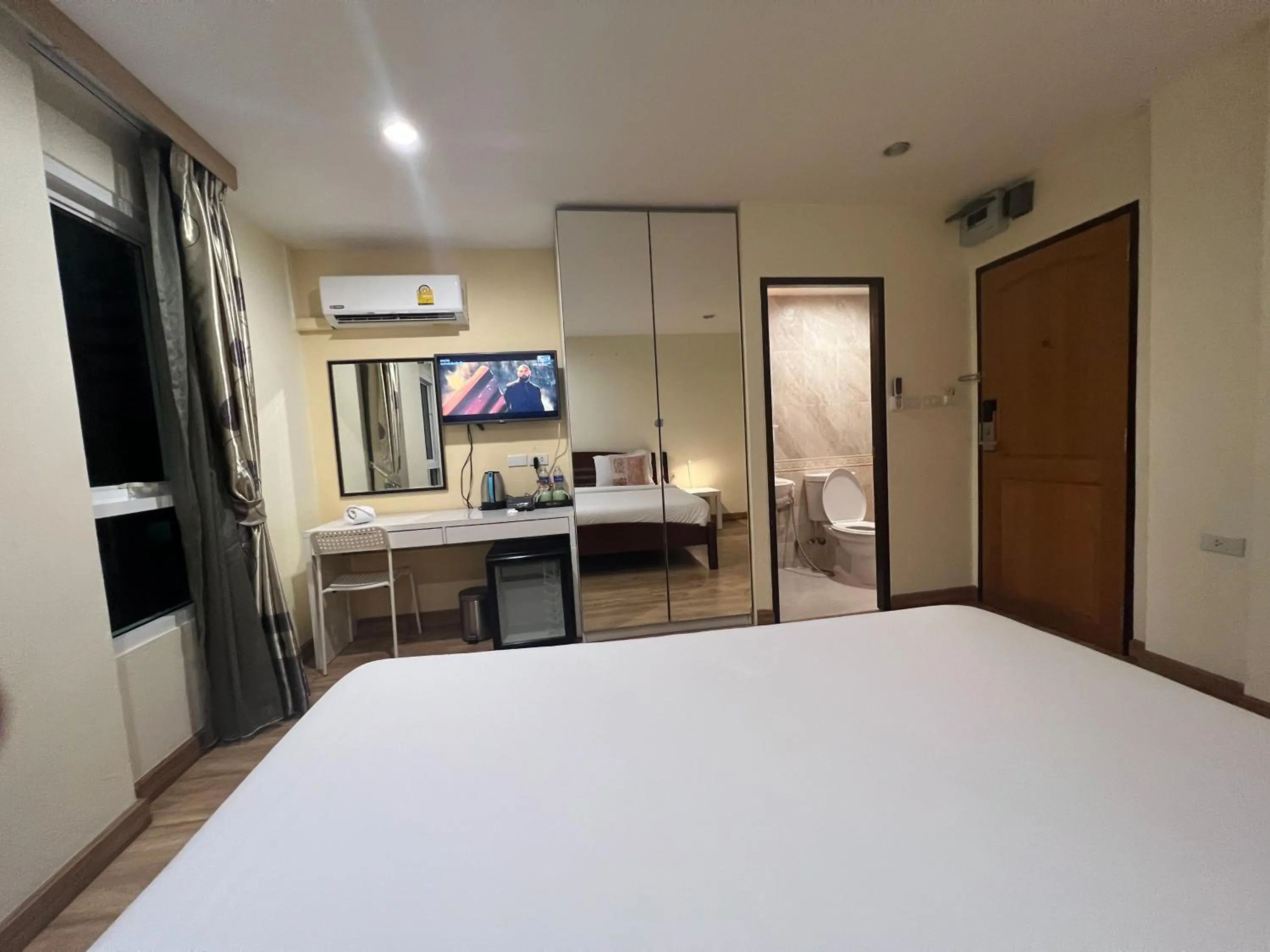 Photo of the whole room, Bed in V Check inn Sukhumvit 22