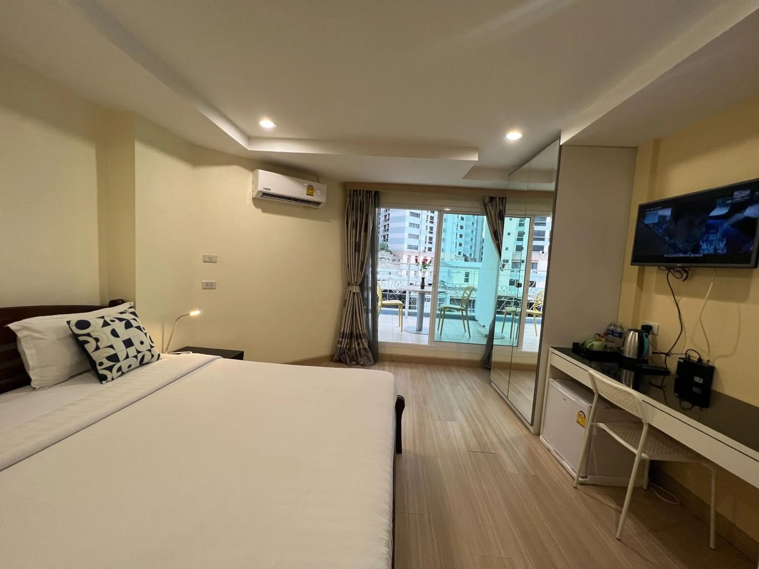 Photo of the whole room, Bed in V Check inn Sukhumvit 22