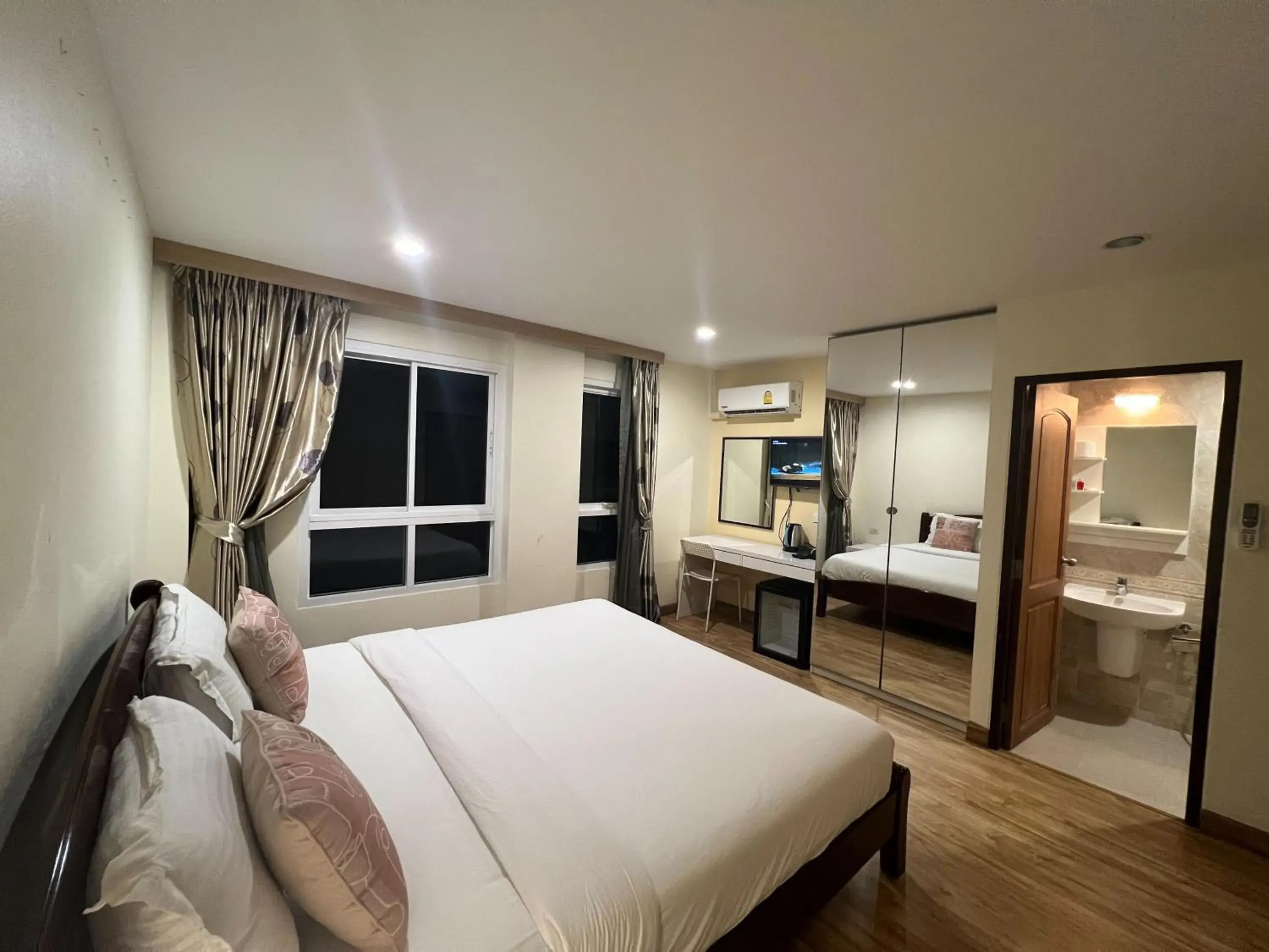 Photo of the whole room, Bed in V Check inn Sukhumvit 22 Photo of the whole room, Bed in V Check inn Sukhumvit 22