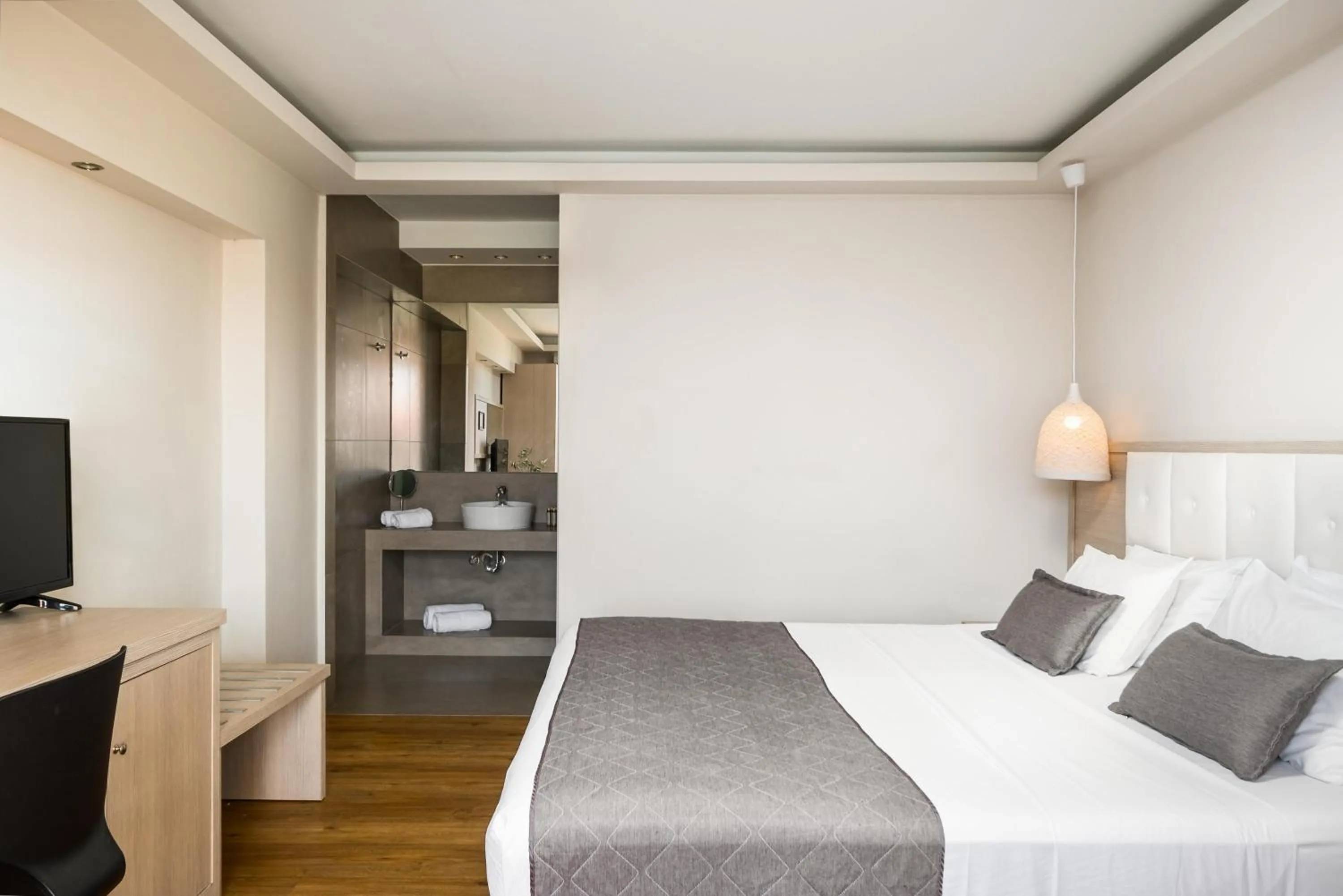 Photo of the whole room, Bed in Akron Seascape Resort