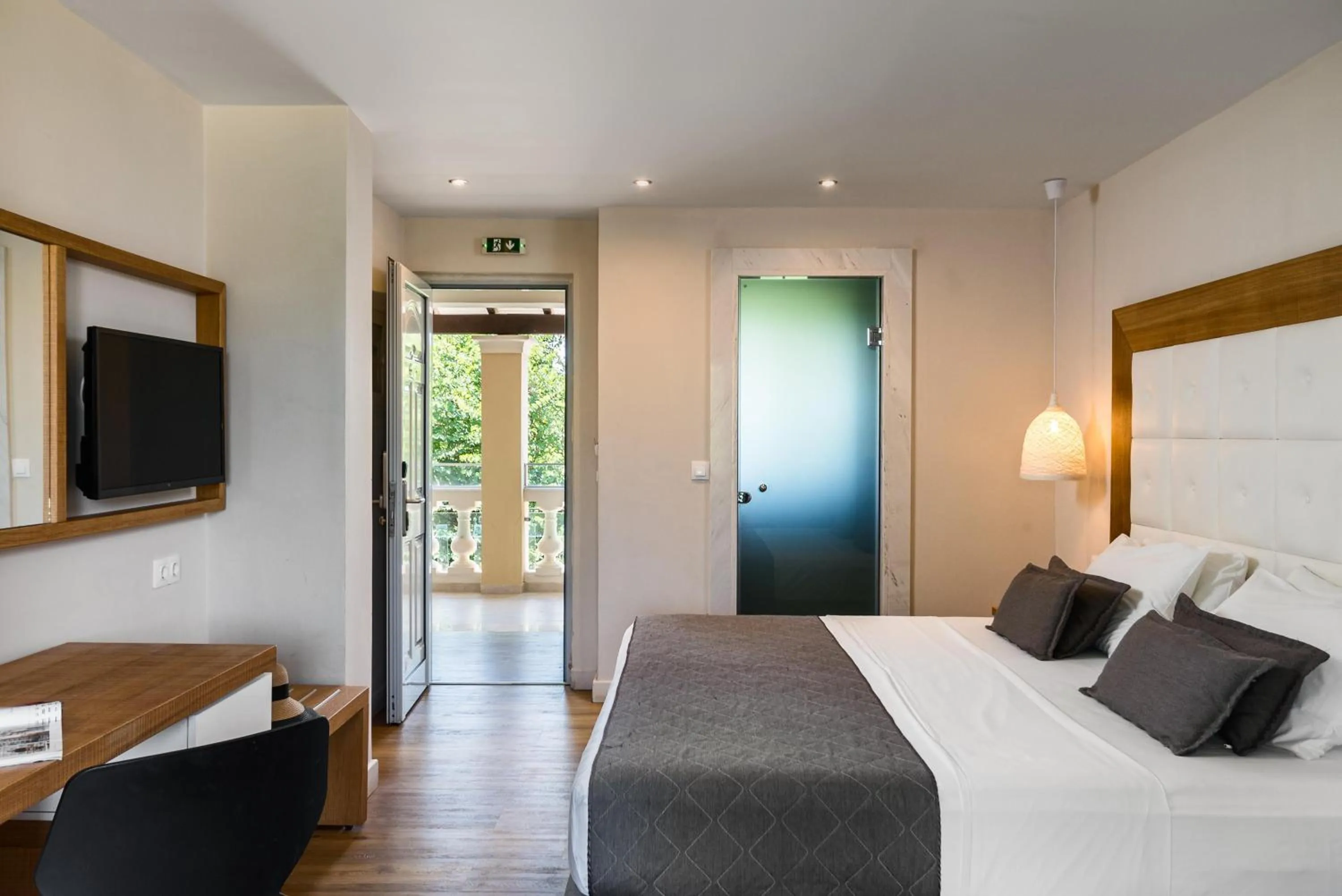 Photo of the whole room, Bed in Akron Seascape Resort