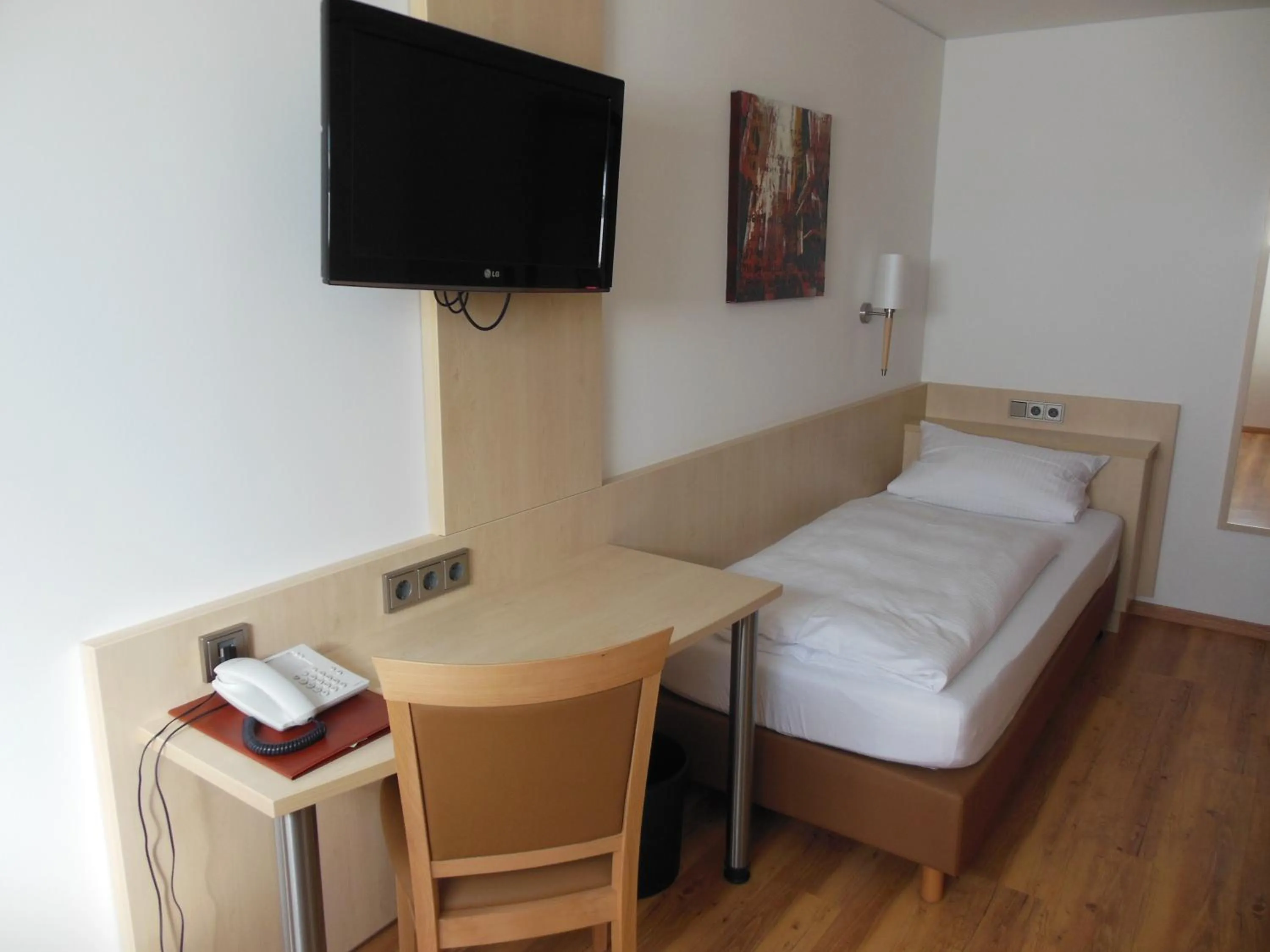 Photo of the whole room, Bed in Hotel & Restaurant Zum Ochsen -Ox Distillery