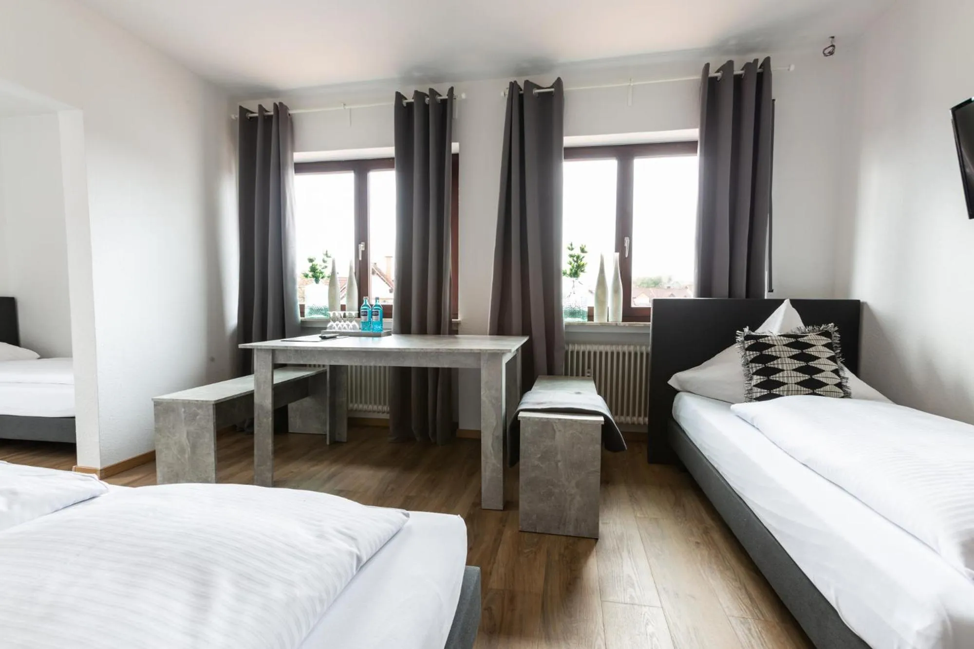 Living room, Bed in Hotel & Restaurant Zum Ochsen -Ox Distillery