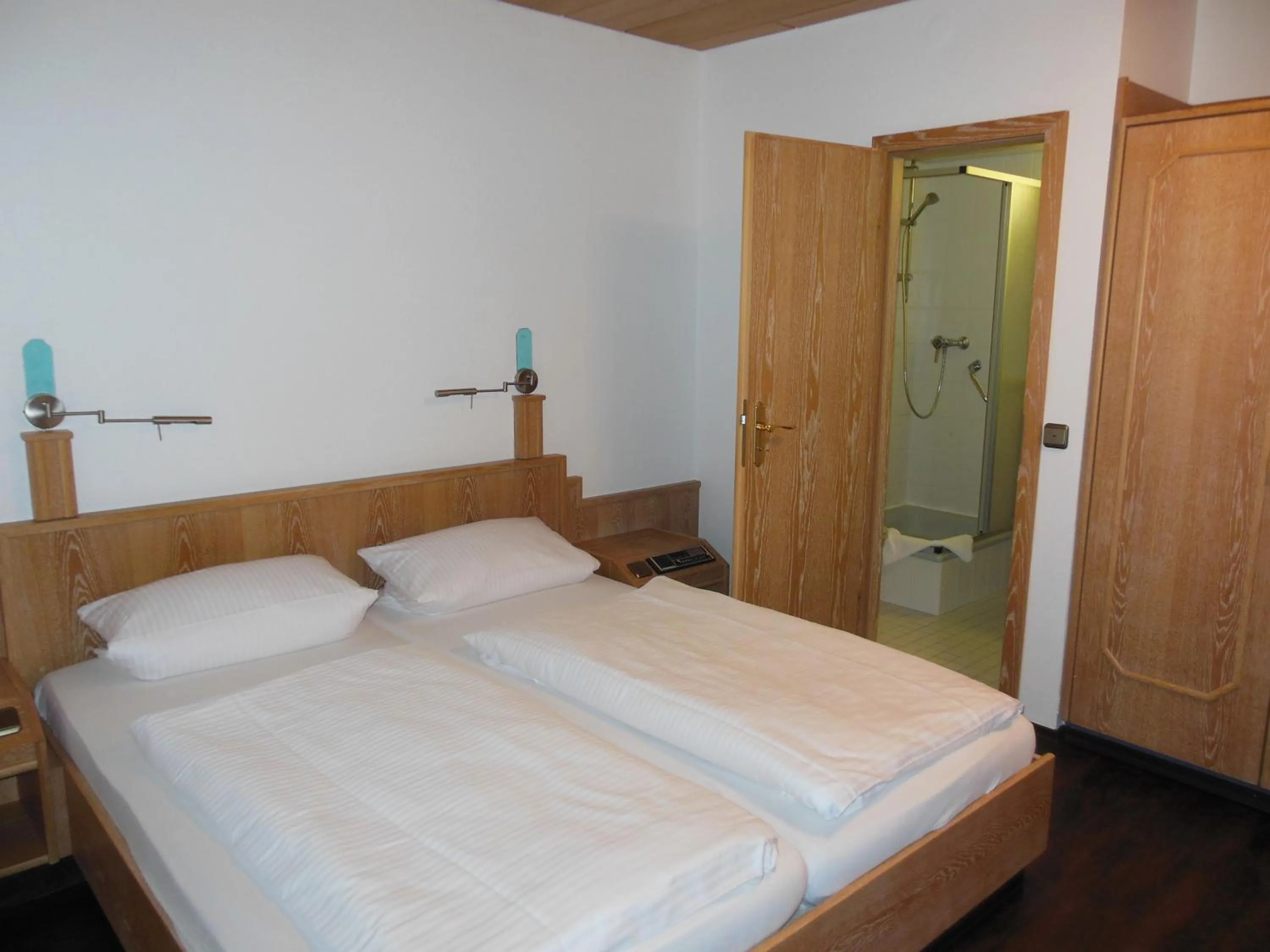 Bed in Hotel & Restaurant Zum Ochsen -Ox Distillery