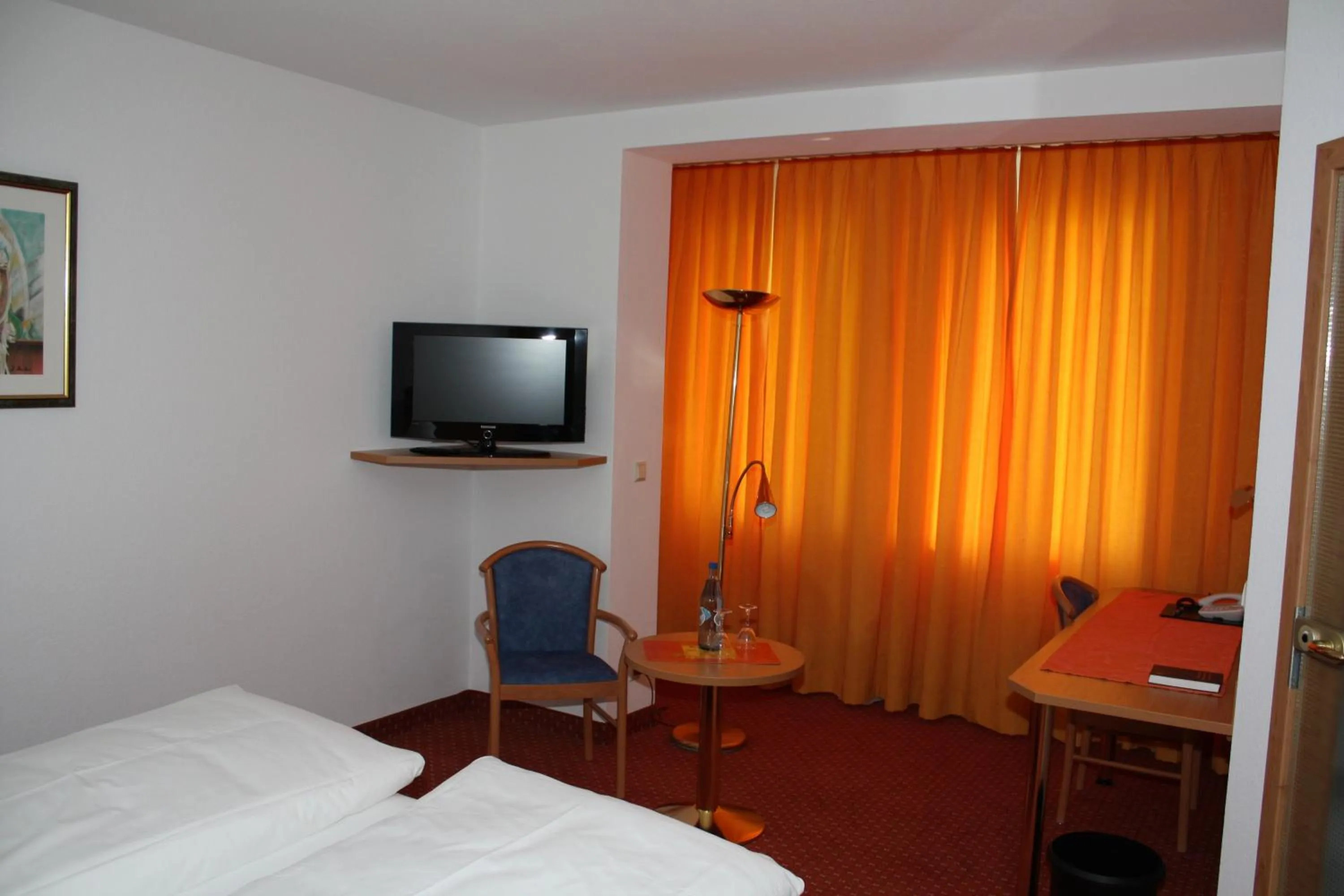 Photo of the whole room, Bed in Hotel & Restaurant Zum Ochsen -Ox Distillery