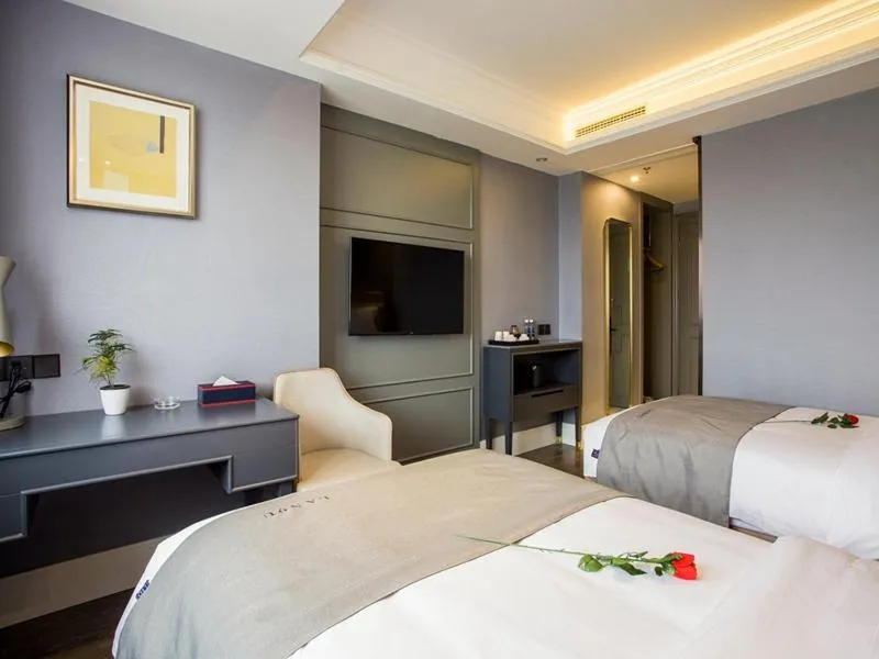 Lano Hotel Zhenjiang South High-speed Railway Station Baolong Plaza